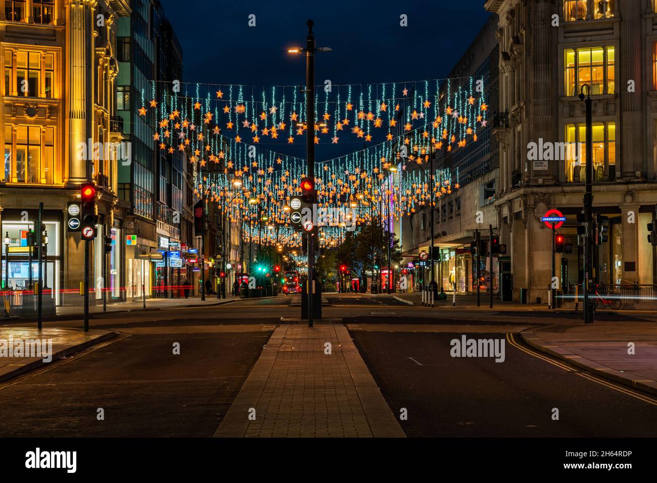 LONDRES - 13 DE NOVIEMBRE de 2021: Oxford Street en Londres está decorado  con brillantes estrellas cubiertas a lo largo de la calle durante la  Navidad de este año Fotografía de stock - Alamy