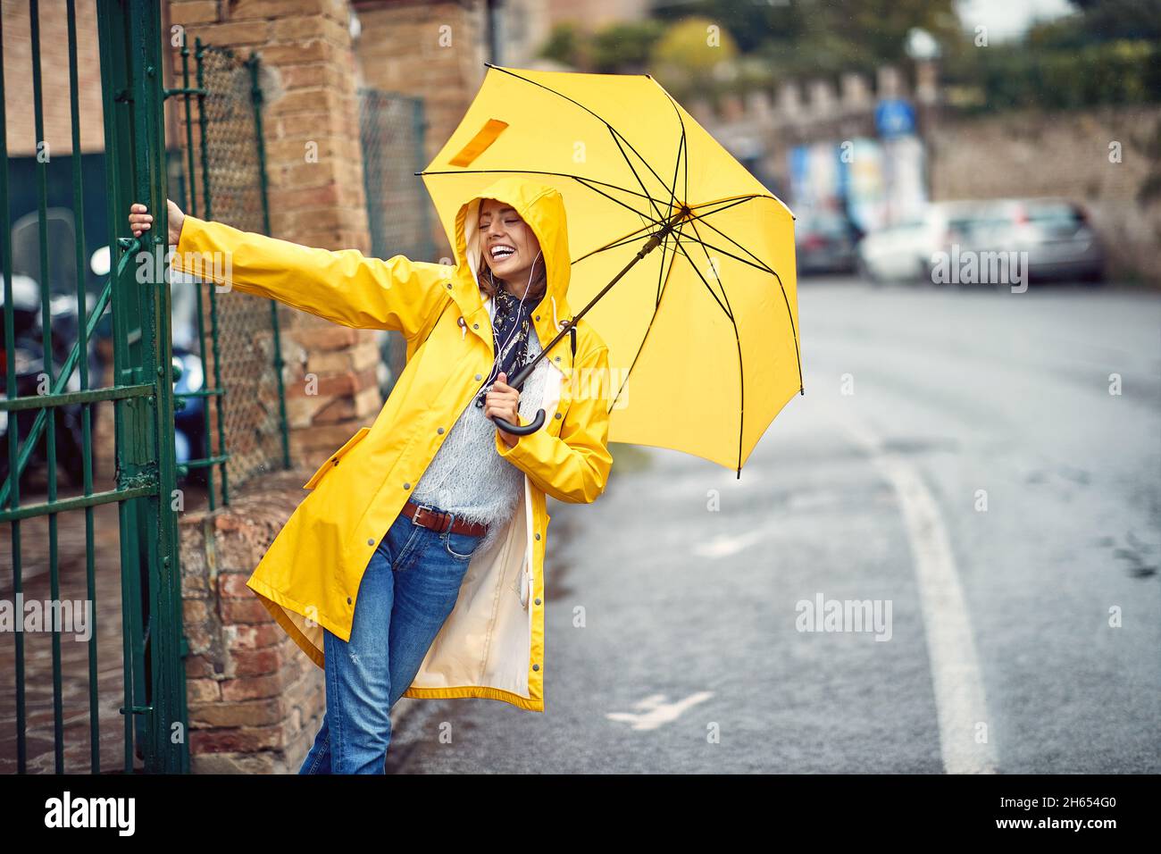 Persona caminando en la calle lluviosa con paraguas fotografías e