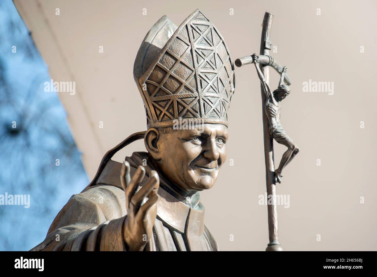 Escultura o monumento al Papa Juan Pablo II en la ciudad de Santa Clara, Villa Clara, Cuba. 12 de noviembre de 2021 Foto de stock