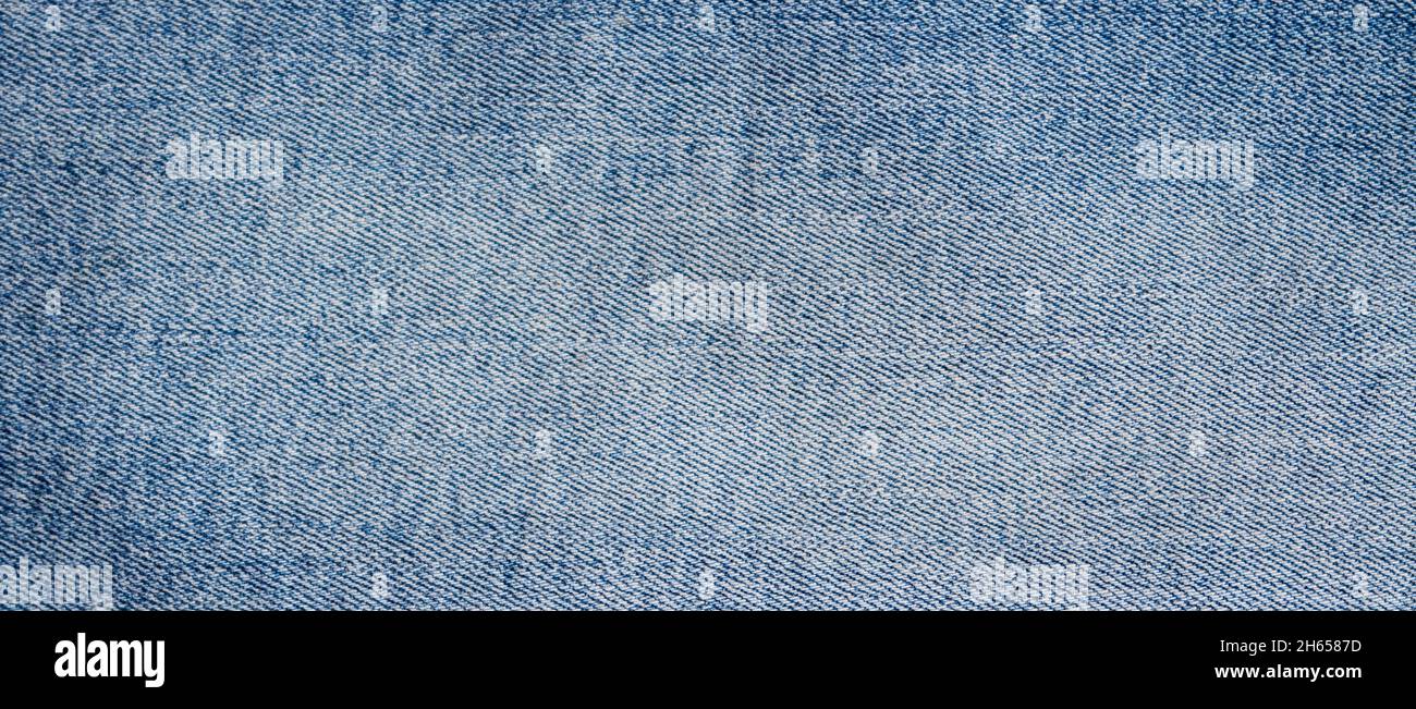 Foto de alto detalle de tejido de jeans azules. Fondo denim clásico, textura. Foto de stock
