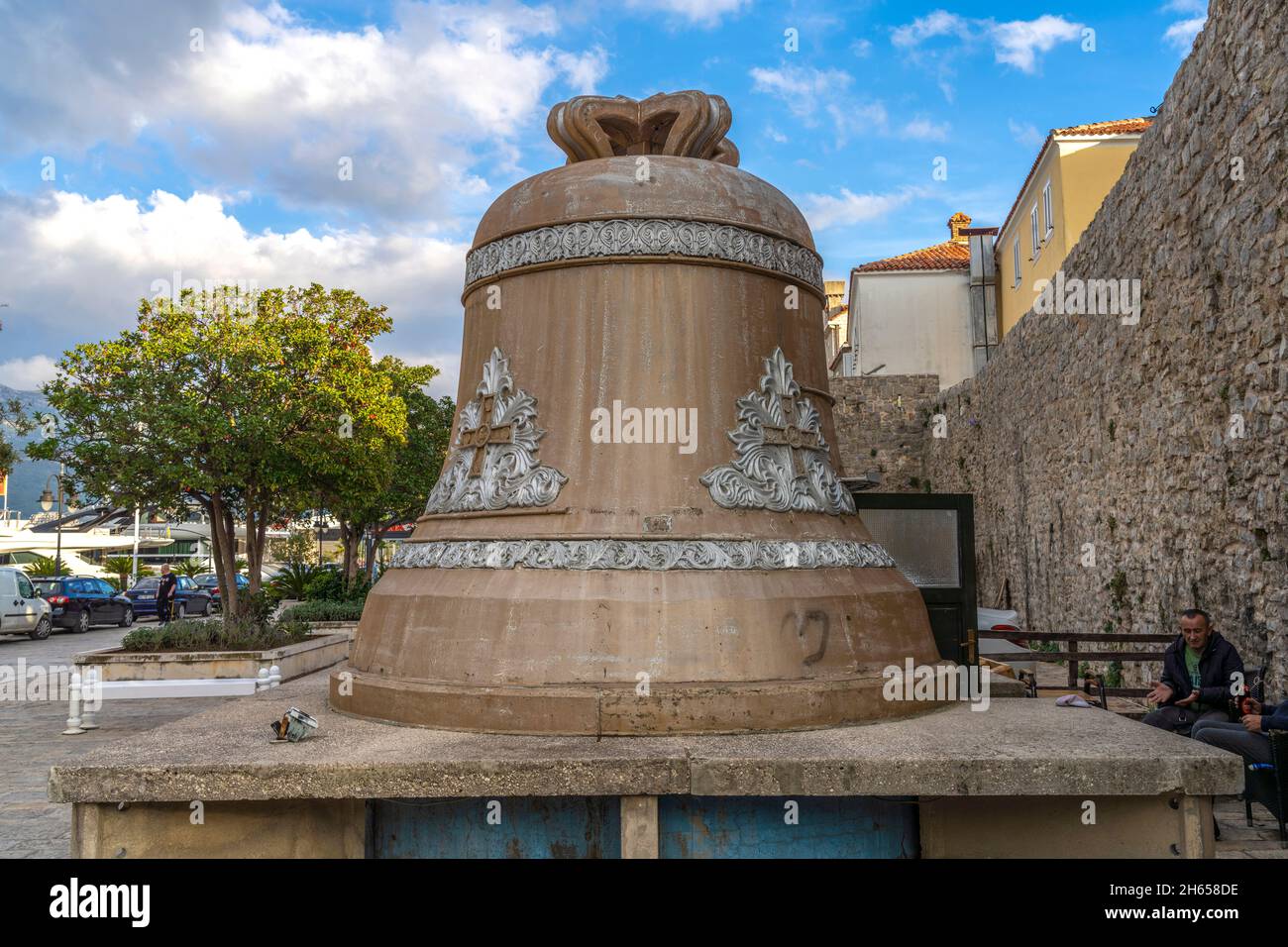 Riesige Glocke en Budva, Montenegro, Europa | Campana gigante en Budva, Montenegro, Europa Foto de stock