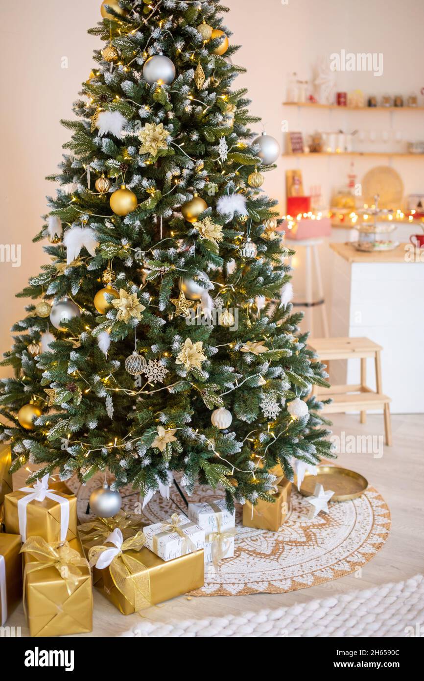 Árbol de Navidad blanco nevado con decoración de regalos interior de la  casa, Año Nuevo Fotografía de stock - Alamy