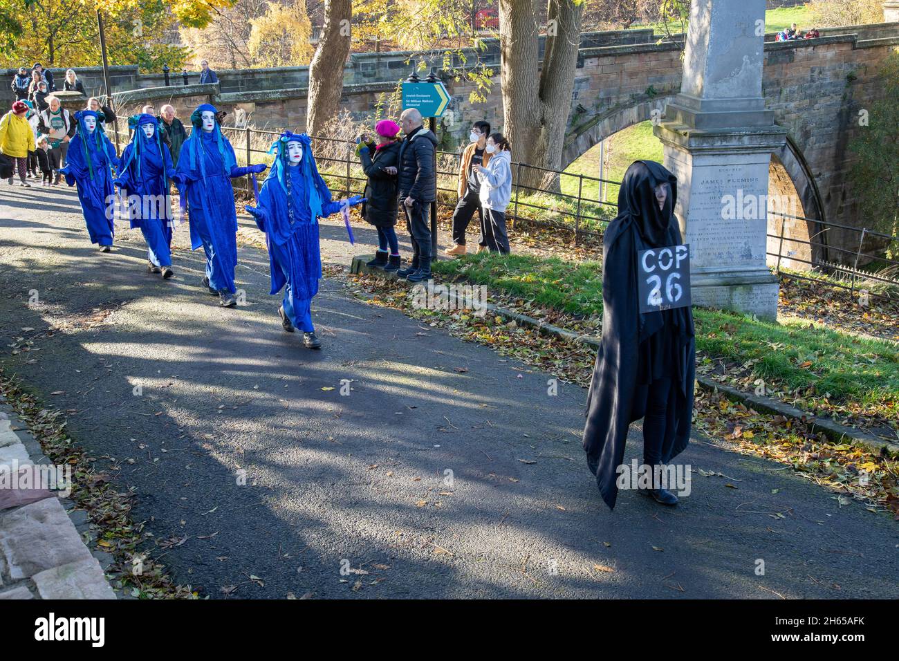 La Brigada Roja Rebelde se une a la Brigada Azul Rebelde en el cementerio de la Necrópolis de Glasgow para el funerario de COP26. Los activistas del clima llorando sienten que COP26 es un fracaso y han llevado a cabo un simulacro de funeral para la cumbre. COP26 se coloca en una tumba junto a todas las cumbres anteriores de la CdP. Foto de stock