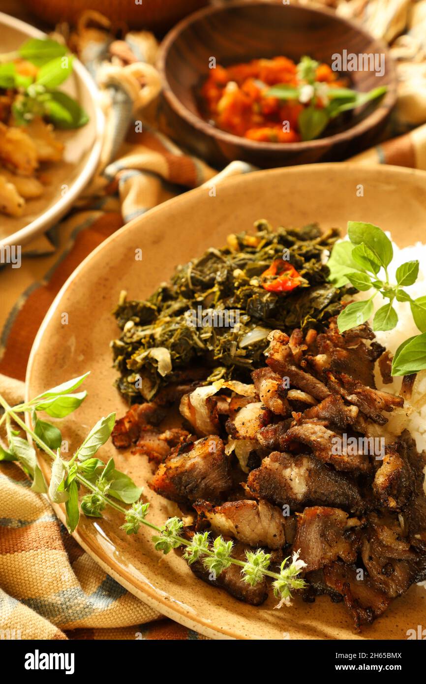 Se'i SAPI. Plato de ternera ahumada de Nusa Tenggara Timur, servido con arroz y hojas de yuca Foto de stock