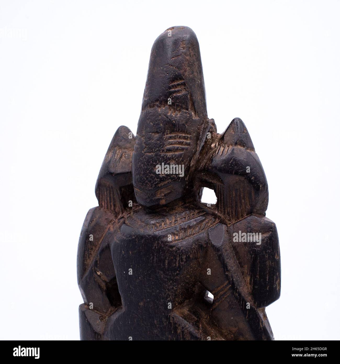 Antigua estatua de Putalli de madera tallada india de una deidad hindú en pie Foto de stock