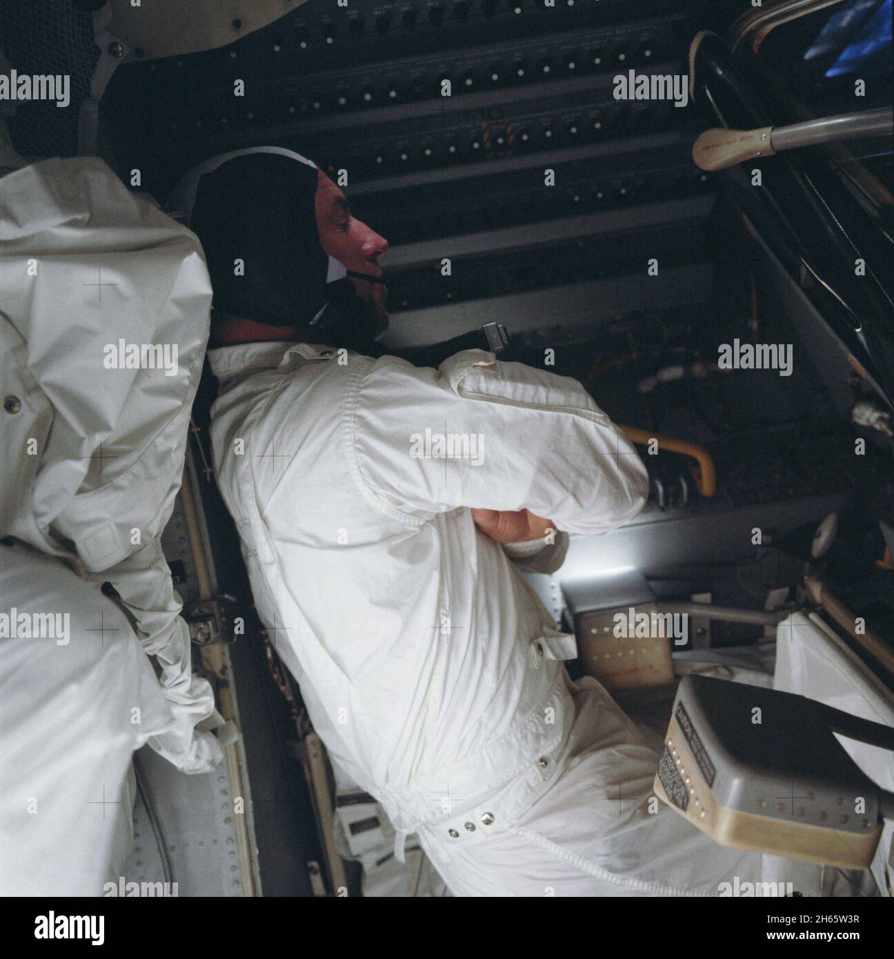 Apolo 13, el astronauta Jim Lovell intenta descansar en la fría nave espacial durante la misión Apolo 13 Foto de stock