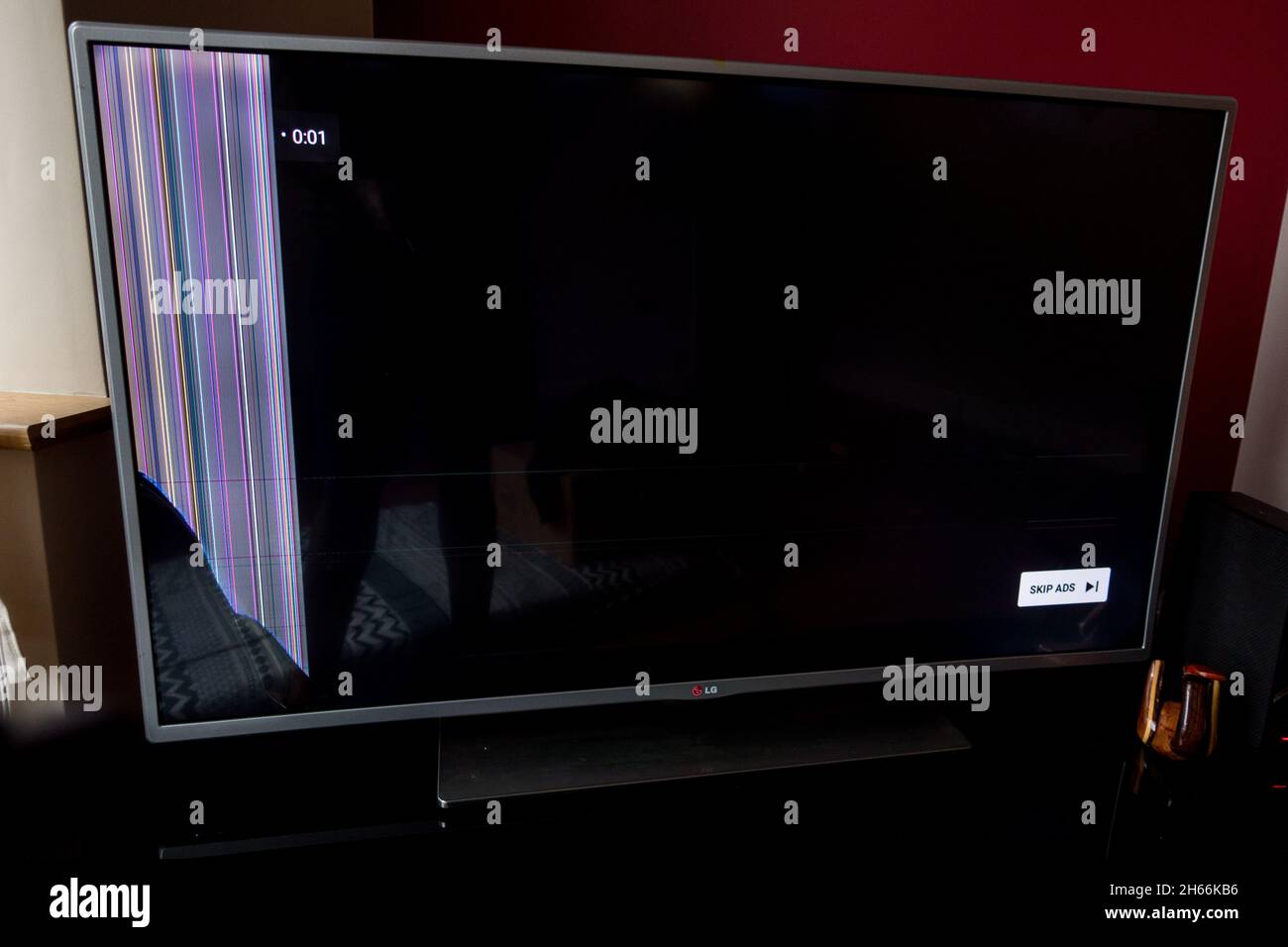 Pantalla LCD rota con líneas de color verticales en la pantalla de un  televisor (TV / Tele Fotografía de stock - Alamy