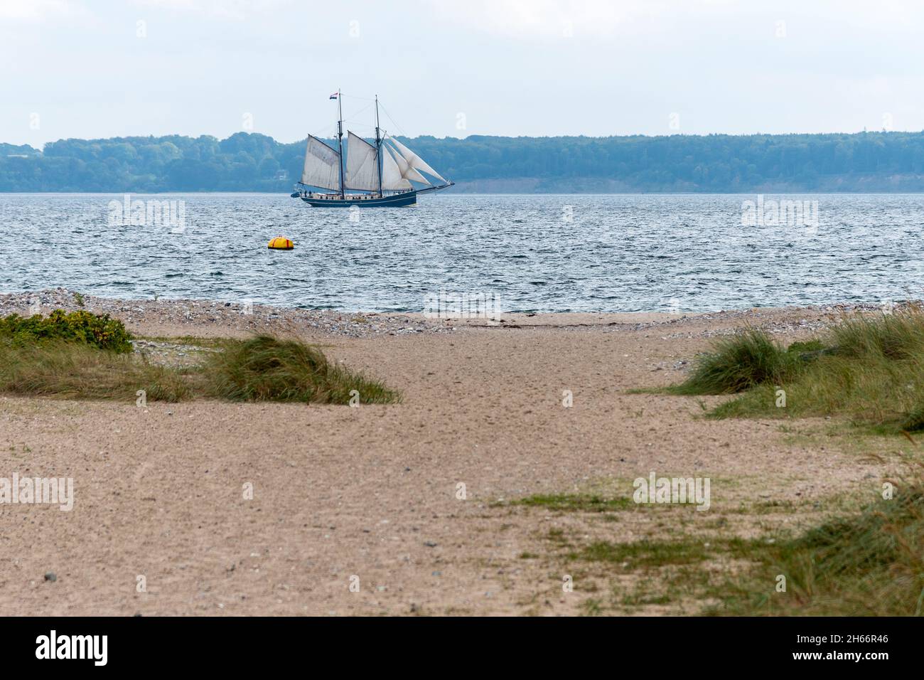 Segelschiff auf der Ostsee in der Eckernförder Bucht, Schleswig-Holstein, Deutschland Foto de stock