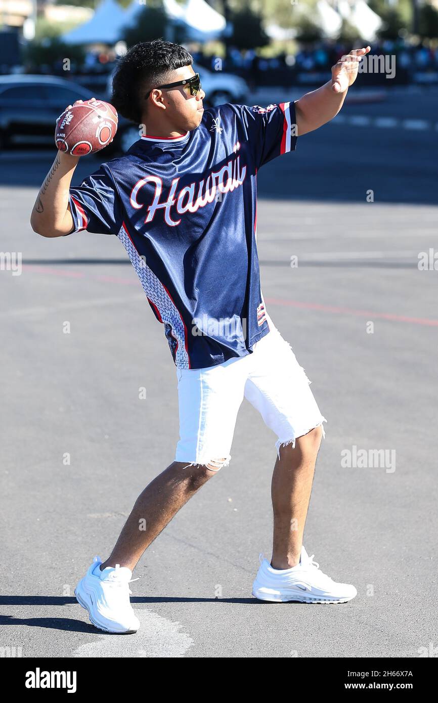 13 de noviembre de 2021: El fan de los Guerreros de Hawaii Mitchel AE (19) lanza el fútbol en el estacionamiento antes del comienzo del partido de fútbol de la NCAA con los Guerreros de Hawaii y los rebeldes de UNLV en el estadio Allegiant de Las Vegas, NV. Christopher Trim/CSM/Sipa USA.(Imagen de crédito: © Christopher Trim/CSM/Sipa USA) Foto de stock