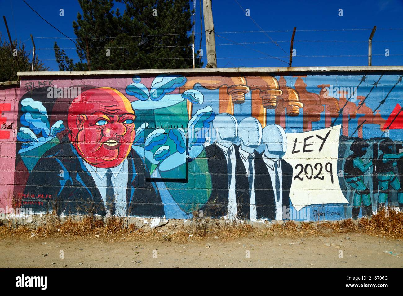 https://c8.alamy.com/compes/2h6706g/senkata-el-alto-bolivia-13th-de-noviembre-de-2021-un-mural-en-la-pared-exterior-de-la-planta-senkata-protestando-contra-la-ley-2029-de-agua-potable-e-infraestructura-sanitaria-ley-de-agua-potable-y-alcantarillado-sanitario-de-29th-de-octubre-de-1999-ademas-de-legislar-para-mejorar-el-acceso-y-la-infraestructura-de-estos-sistemas-la-ley-tambien-fue-disenada-para-fomentar-la-inversion-privada-y-extranjera-en-proyectos-relacionados-esto-condujo-a-algunos-controvertidos-planes-de-privatizacion-y-protestas-contra-ellos-mas-notablemente-las-guerras-del-agua-de-cochabamba-entre-diciembre-de-1999-y-abril-de-2000-2h6706g.jpg