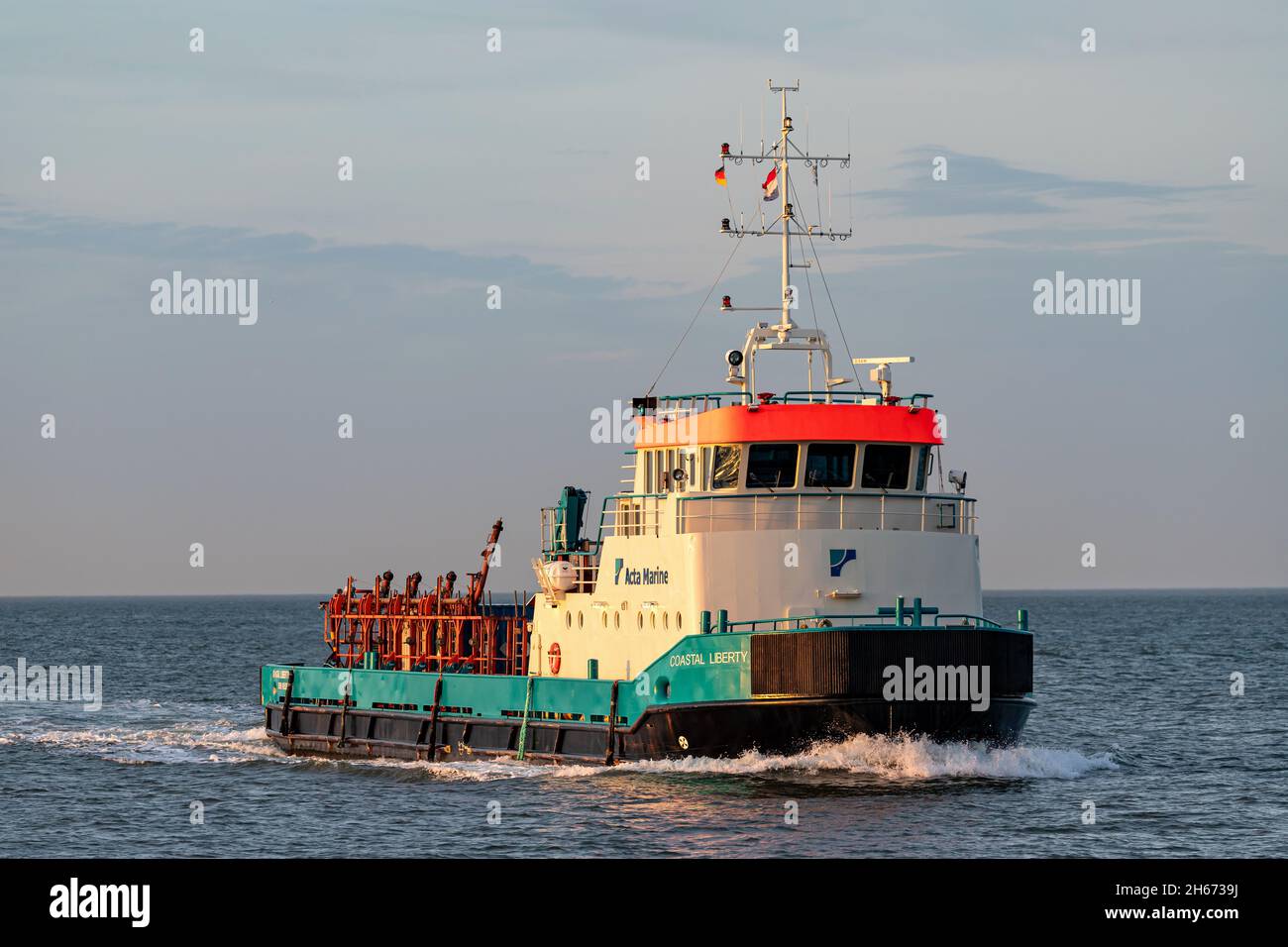 Acta marina costera nave de suministro del servicio offshore libertad sobre el río Elba Foto de stock