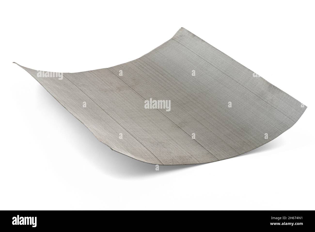 Foto macro de una malla metálica fina utilizada para la filtración de agua,  aislada sobre un fondo blanco Fotografía de stock - Alamy