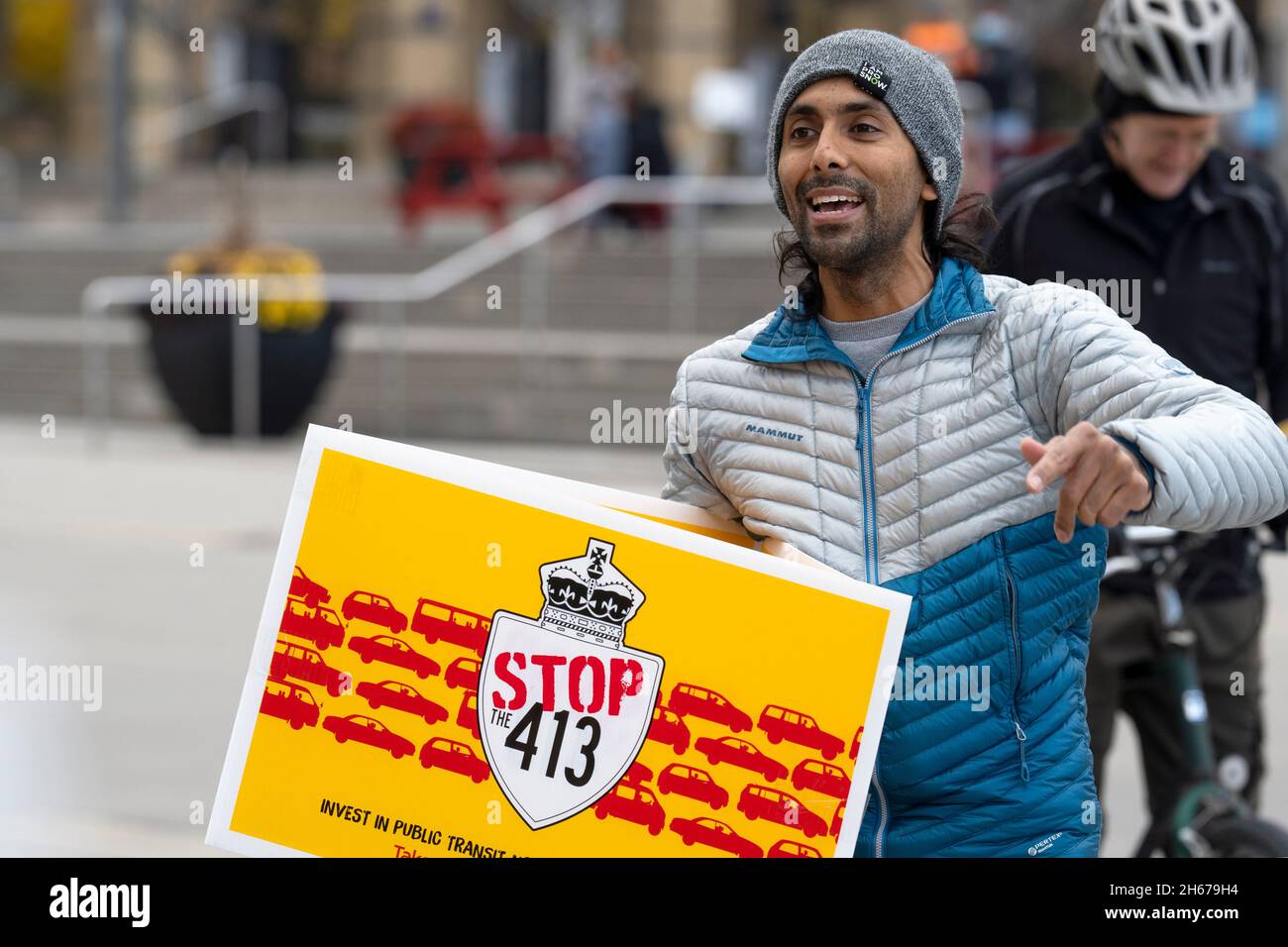 Rahul Mehta, organizador del mitin del Día de Acción en Mississauga, tiene un cartel en protesta por la propuesta Carretera 413 de Ontario, Parada 413; 13 2021 de noviembre Foto de stock