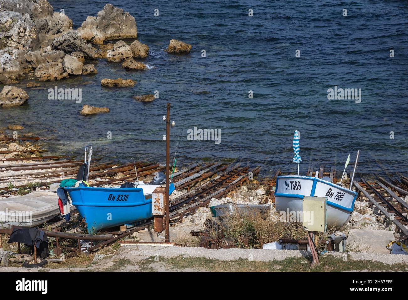Barcos de pesca en Tyulenovo pueblo y balneario en la costa del Mar Negro, parte del municipio de Shabla, provincia de Dobrich en Bulgaria Foto de stock