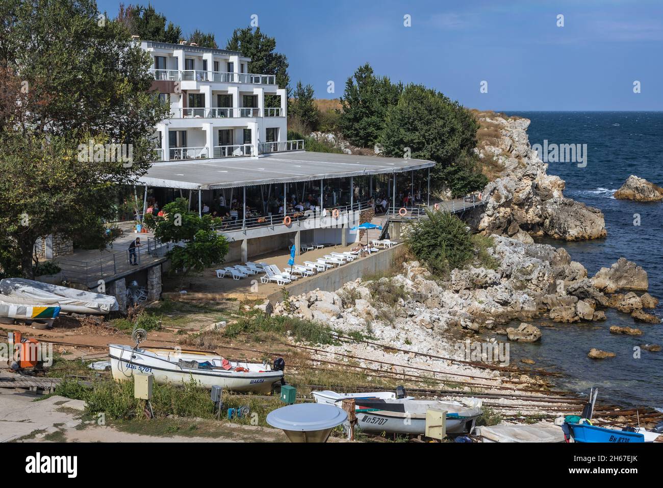 Barcos de pesca y restaurante en la localidad de Tyulenovo y balneario en la costa del Mar Negro, parte del municipio de Shabla, provincia de Dobrich, Bulgaria Foto de stock