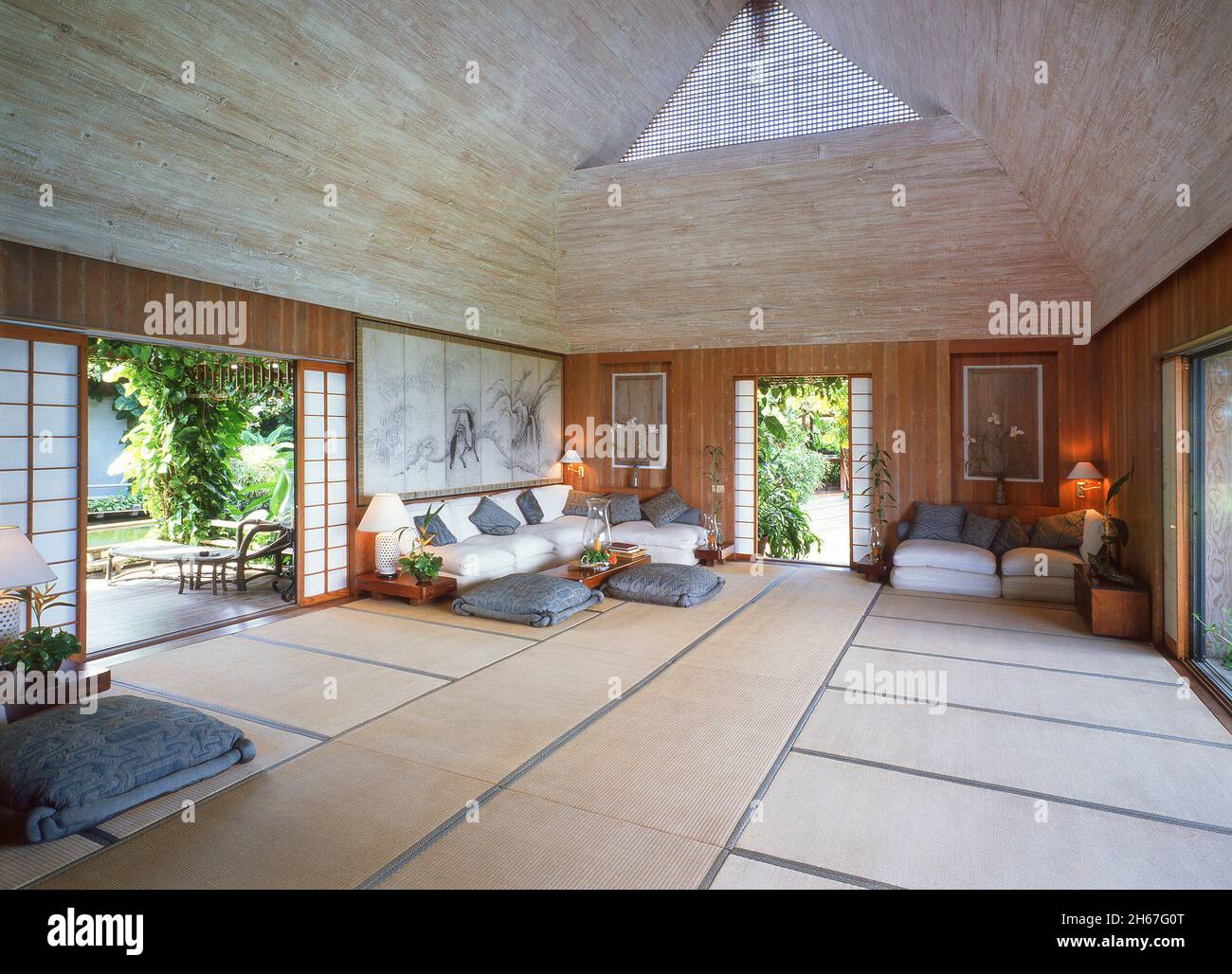 El interior de la sala de estar de inspiración japonesa de Shogun, la casa de Mustique del arquitecto Arne Hasselqvist Caribe West Indies Foto de stock
