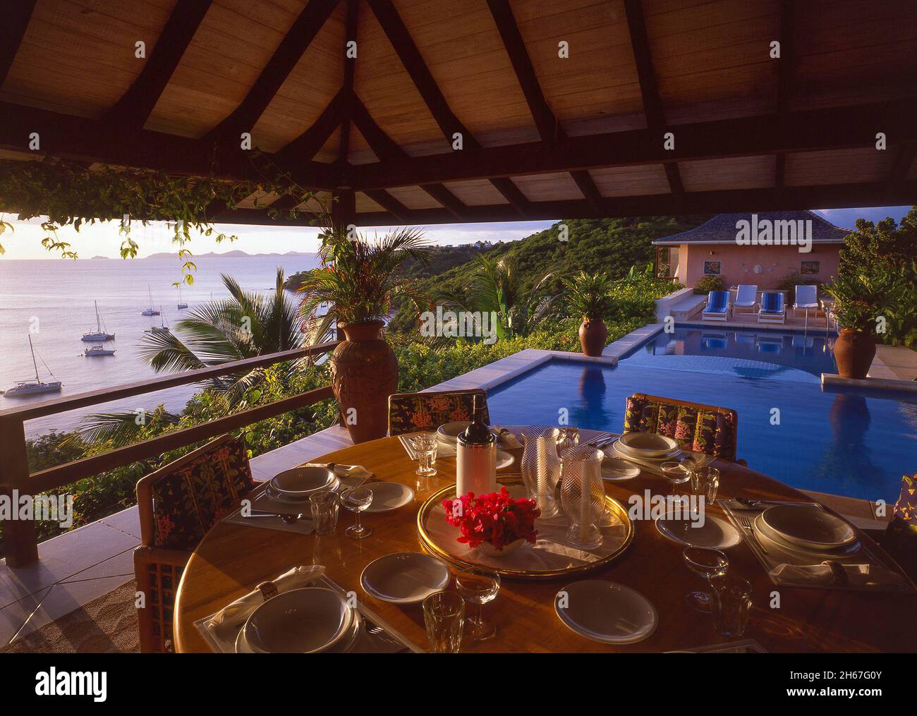 Mustique West Indies Caribbean villa en la isla de Mustique que muestra la zona de comedor Foto de stock