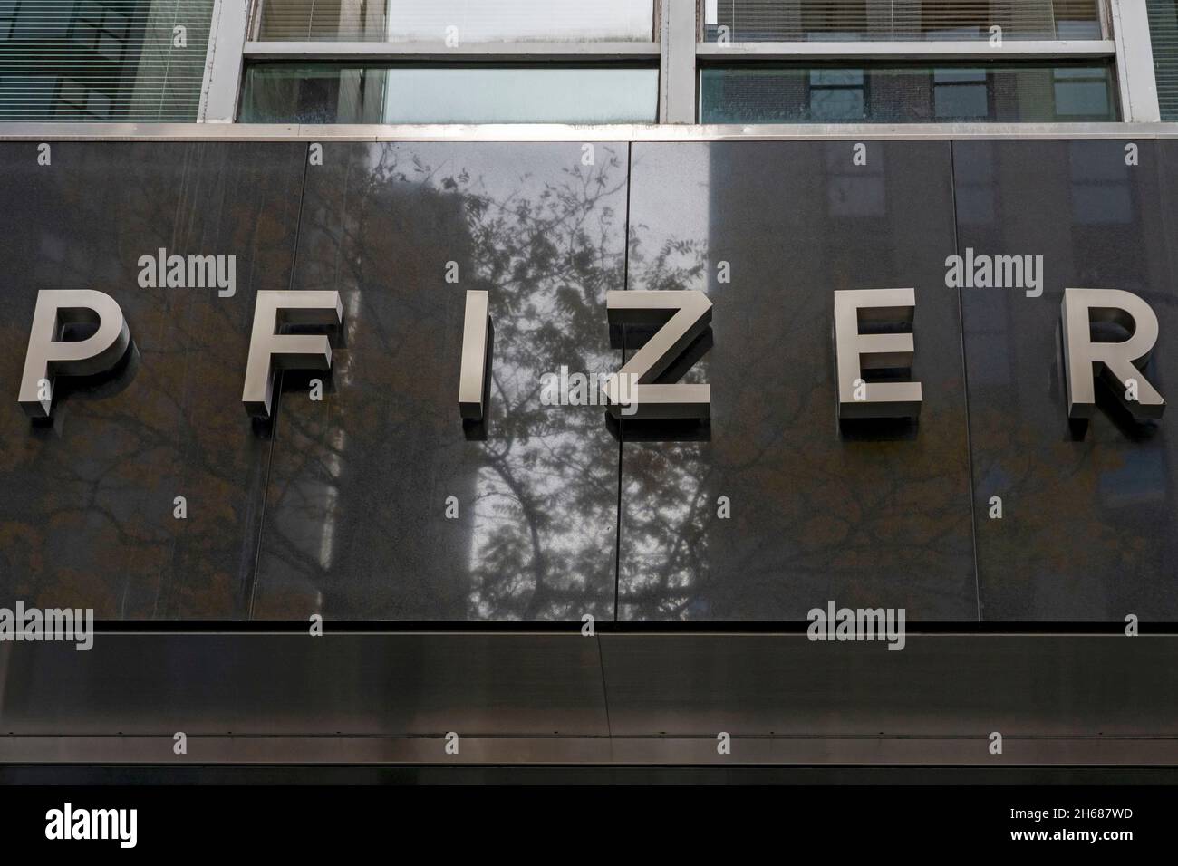 Nueva York, Estados Unidos. 13th Nov, 2021. NUEVA YORK, NY - NOVIEMBRE 13: La sede central mundial de Pfizer Inc. Se ve el 13 de noviembre de 2021 en la ciudad de Nueva York. Un Tribunal de Circuito de los Estados Unidos concedió una estancia de emergencia para detener temporalmente el requisito de vacuna de la administración Biden para negocios con 100 o más trabajadores, ya que muchos consideran que es un alcance excesivo ilegal. Crédito: Ron Adar/Alamy Live News Foto de stock