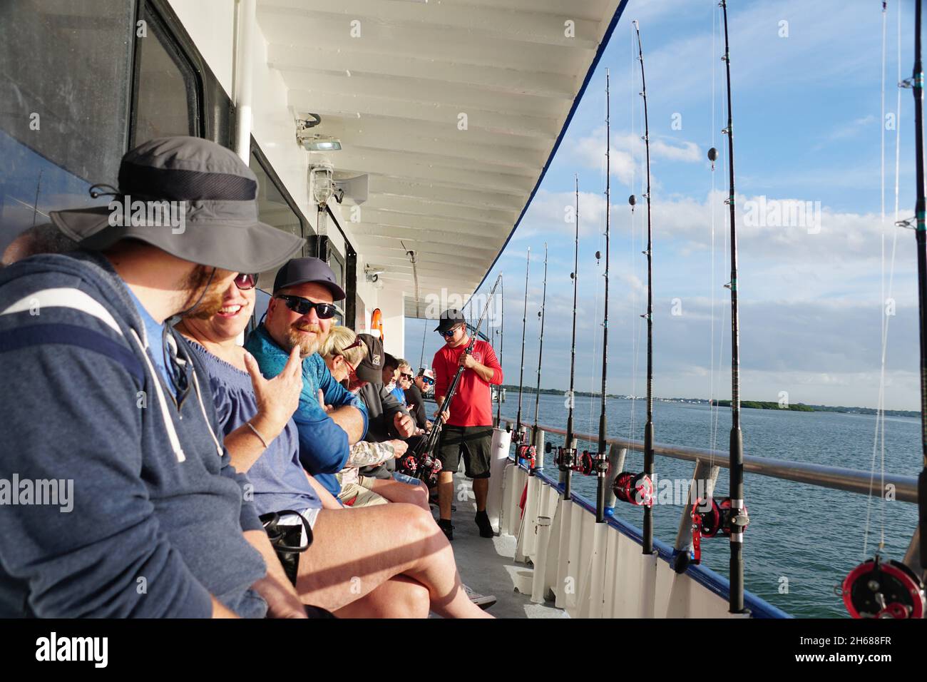 Madeira Beach, Florida, U.S.A - 10 de noviembre de 2021 - Un grupo de personas en el barco de pesca de altura Foto de stock