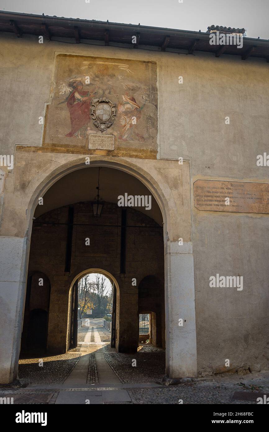 Puerta del Castillo medieval de Brescia en Colle Cidneo Foto de stock