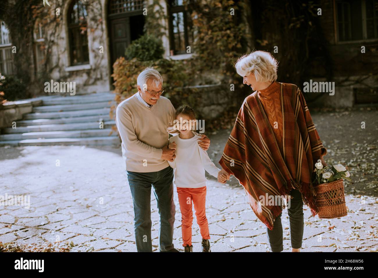 Los abuelos disfrutan de un buen rato con su linda nieta Foto de stock