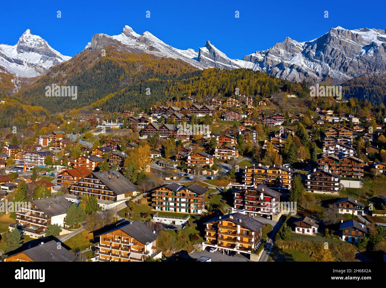 Centro vacacional y de salud Ovronnaz en los Alpes Suizos, Ovronnaz, Valais, Suiza Foto de stock