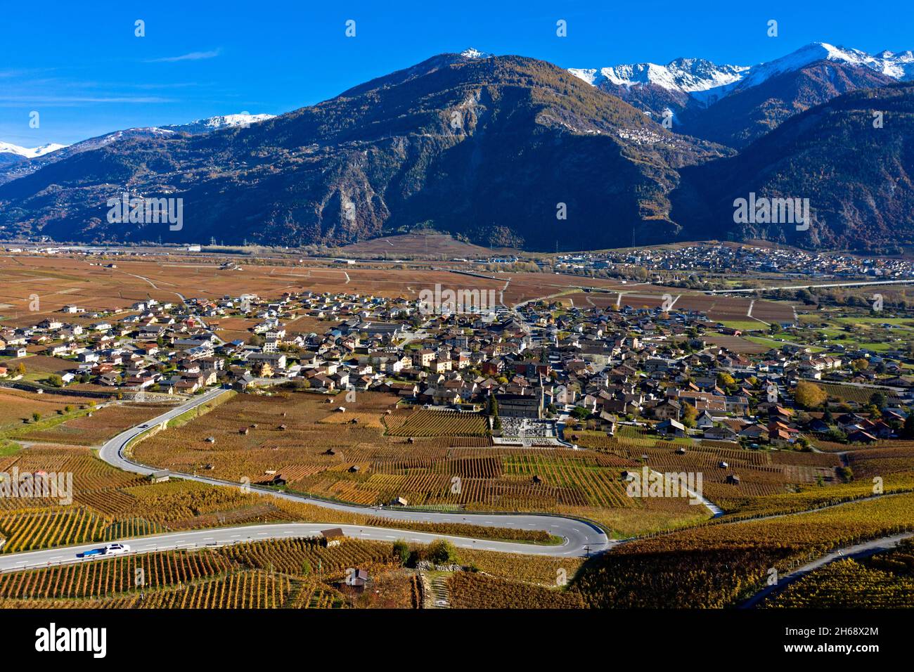 El pueblo de Leytron en la región vinícola de Leytron-Chamoson en el valle del Ródano, Leytron, Valais, Suiza Foto de stock