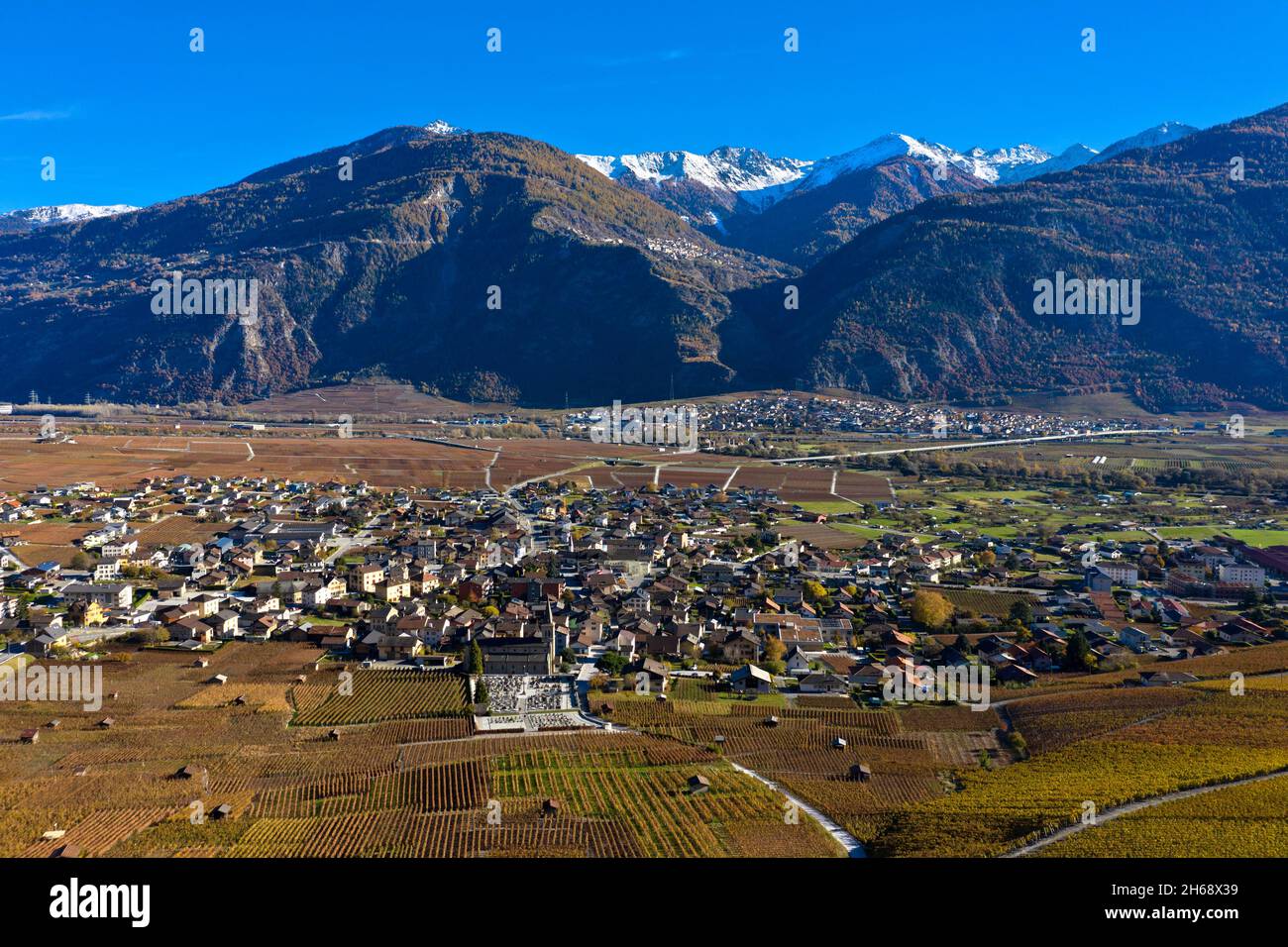 El pueblo de Leytron en la región vinícola de Leytron-Chamoson en el valle del Ródano, Leytron, Valais, Suiza Foto de stock