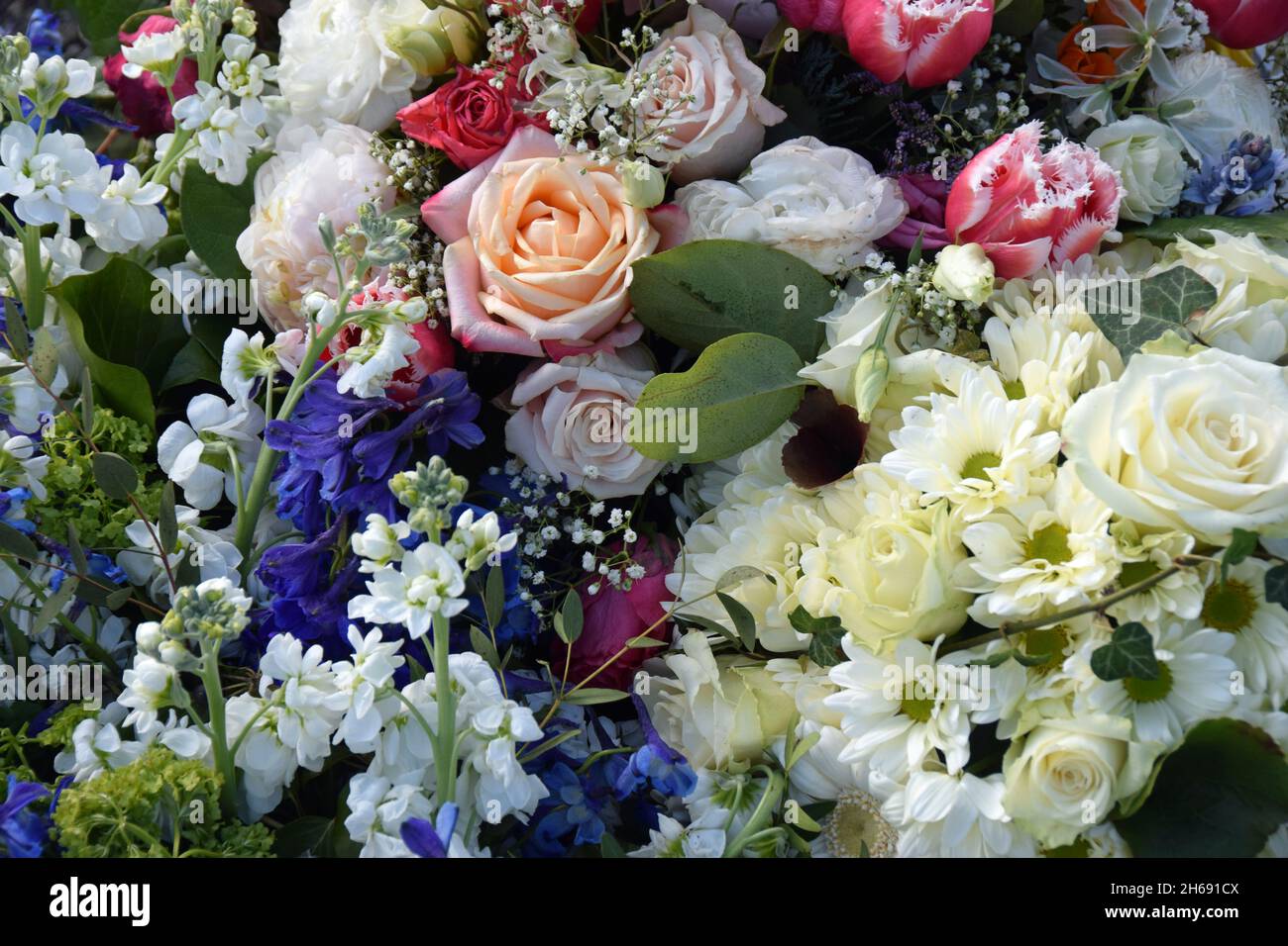 Arreglo floral colorido en una tumba Foto de stock