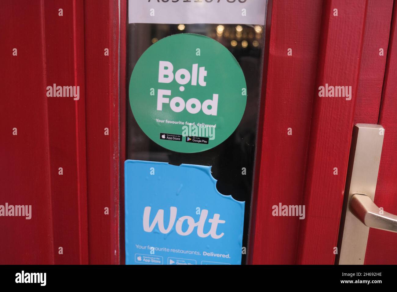 Budapest, Hungría - 1 de noviembre de 2021: Adhesivos de entrega de Bolt Food y Wolt, Editorial ilustrativa. Foto de stock