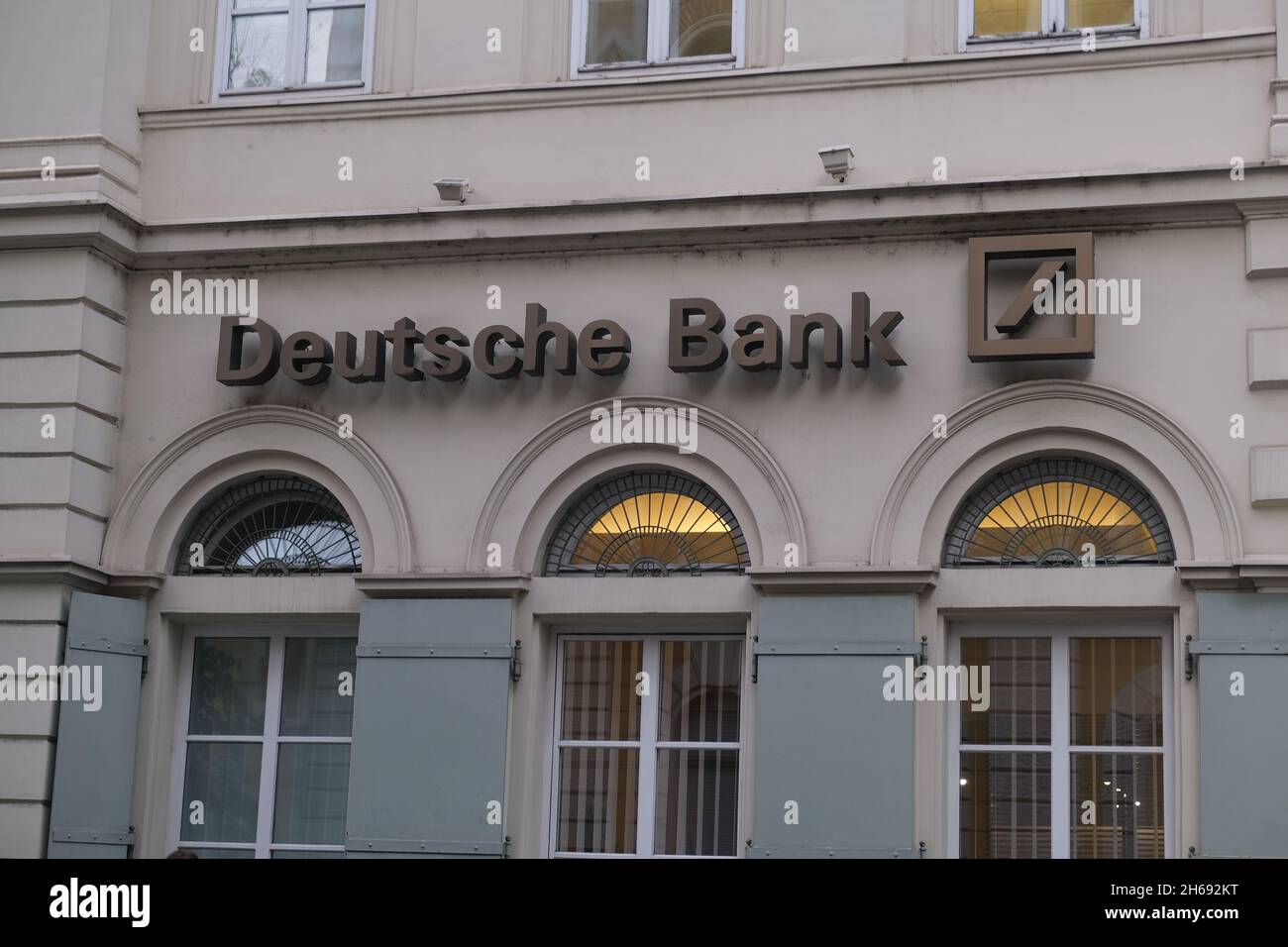 Budapest, Hungría - 1 de noviembre de 2021: Deutsche Bank firma edificio al aire libre, Editorial ilustrativa. Foto de stock