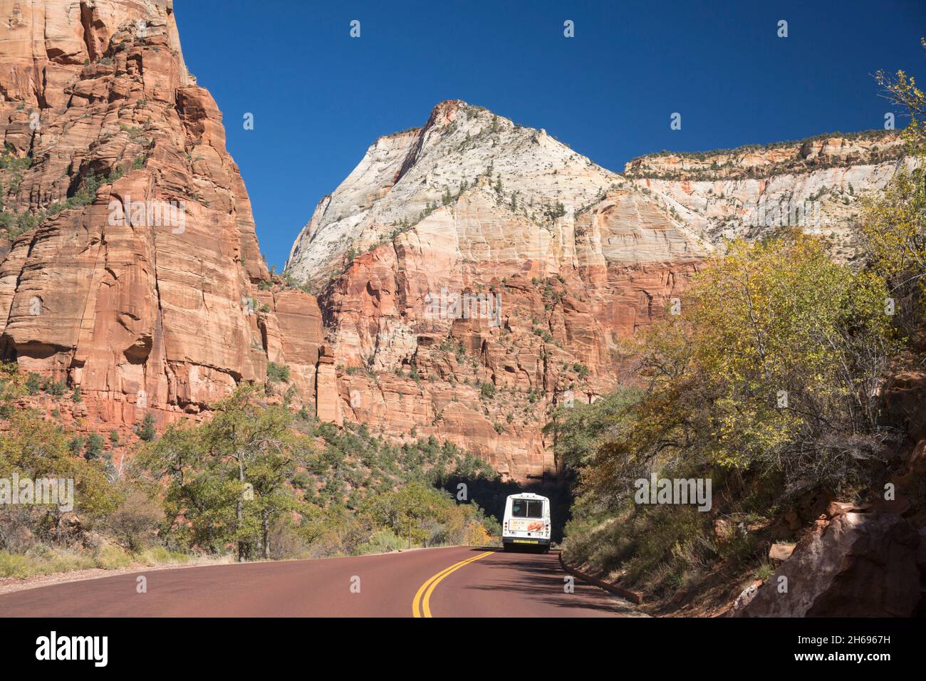Parque Nacional Zion, Utah, Estados Unidos. Vea a lo largo de Zion Canyon Scenic Drive al Monte Baldy y el Punto de Observación, otoño, autobús de enlace que pasa por Angels Landing. Foto de stock