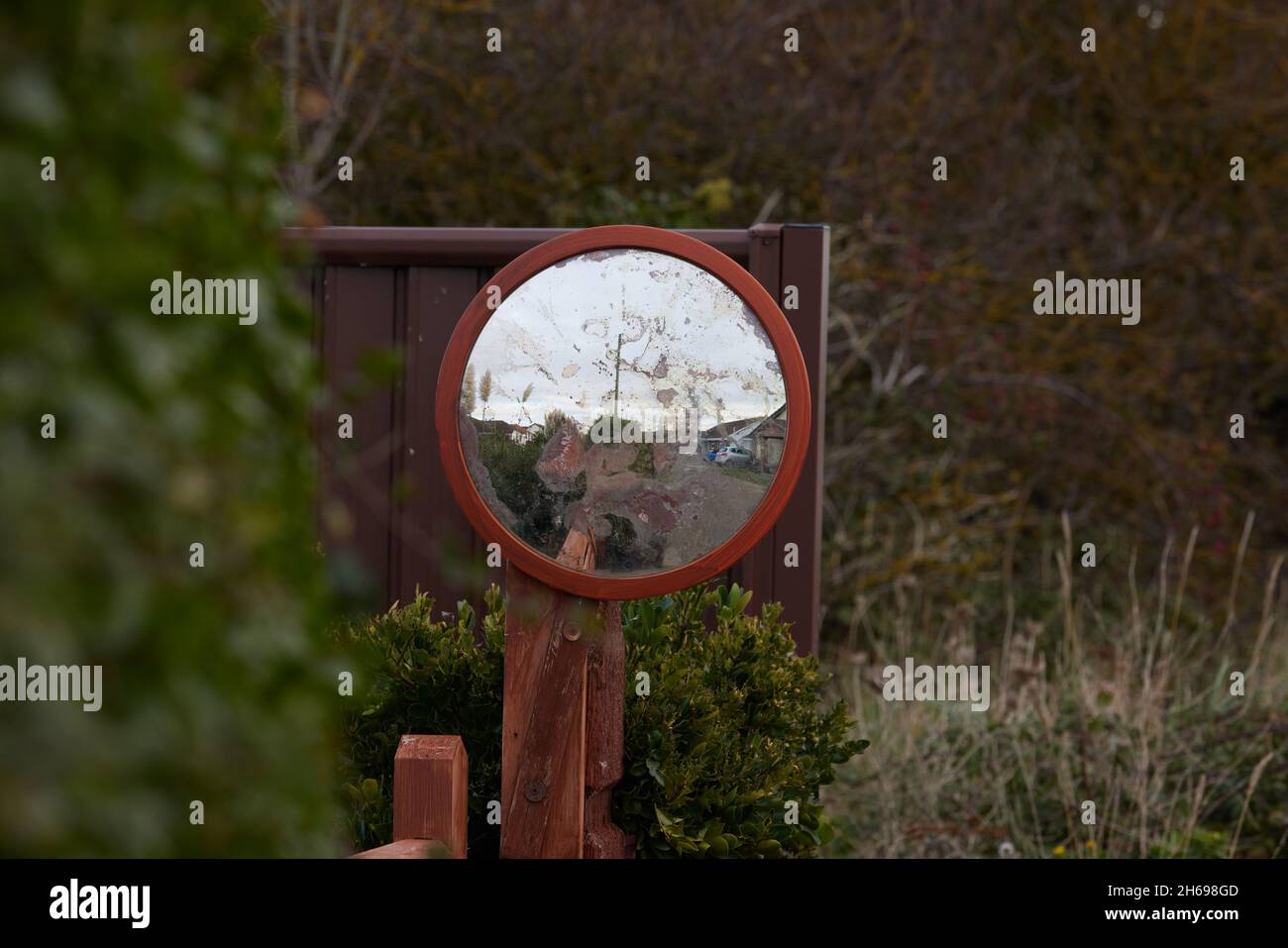 Espejo de ángulo muerto en el jardín delantero. Foto de stock