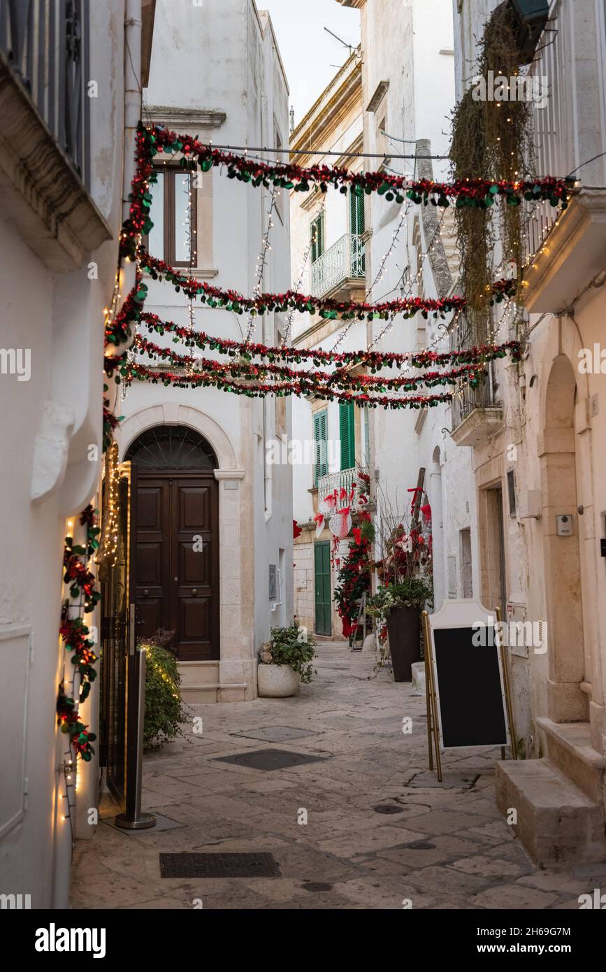 Ambiente navideño en la pequeña ciudad Locorotondo en Puglia, Italia Foto de stock