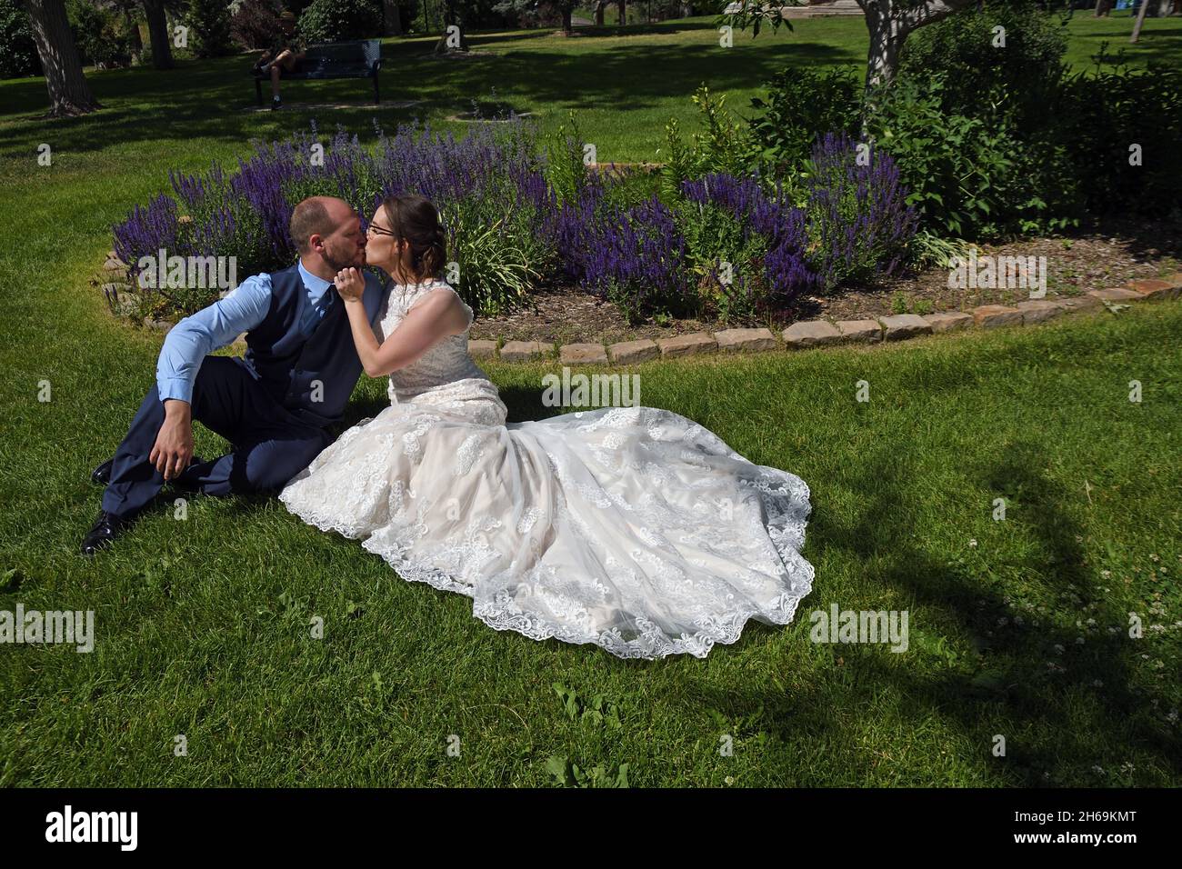 Día de boda para una pareja en Gibson Park en Great Falls, Montana. (Foto de Randy Beacham) Foto de stock