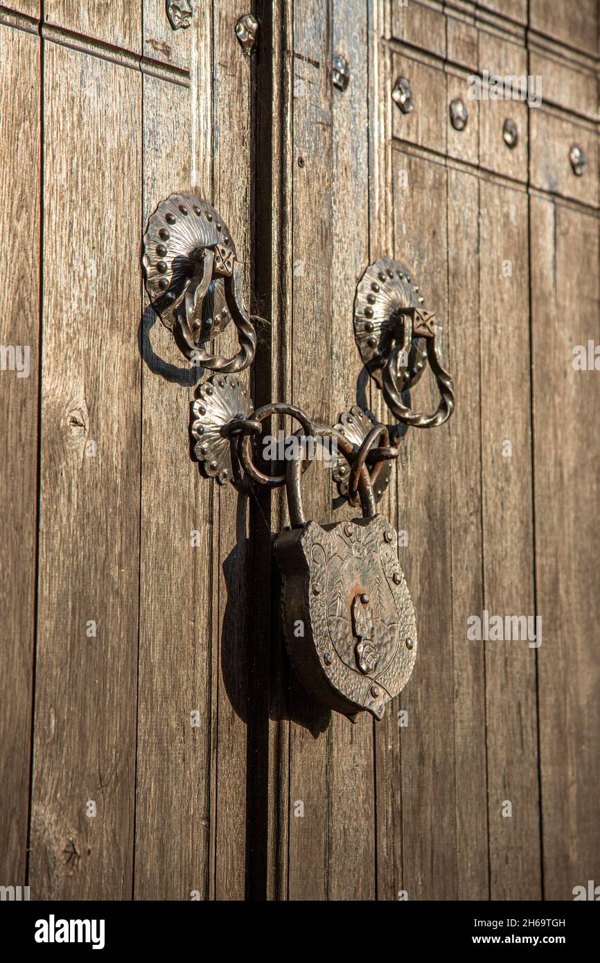 El pestillo de la puerta se coloca en la ranura de la puerta interior para  alinearse con la manija de la puerta Fotografía de stock - Alamy