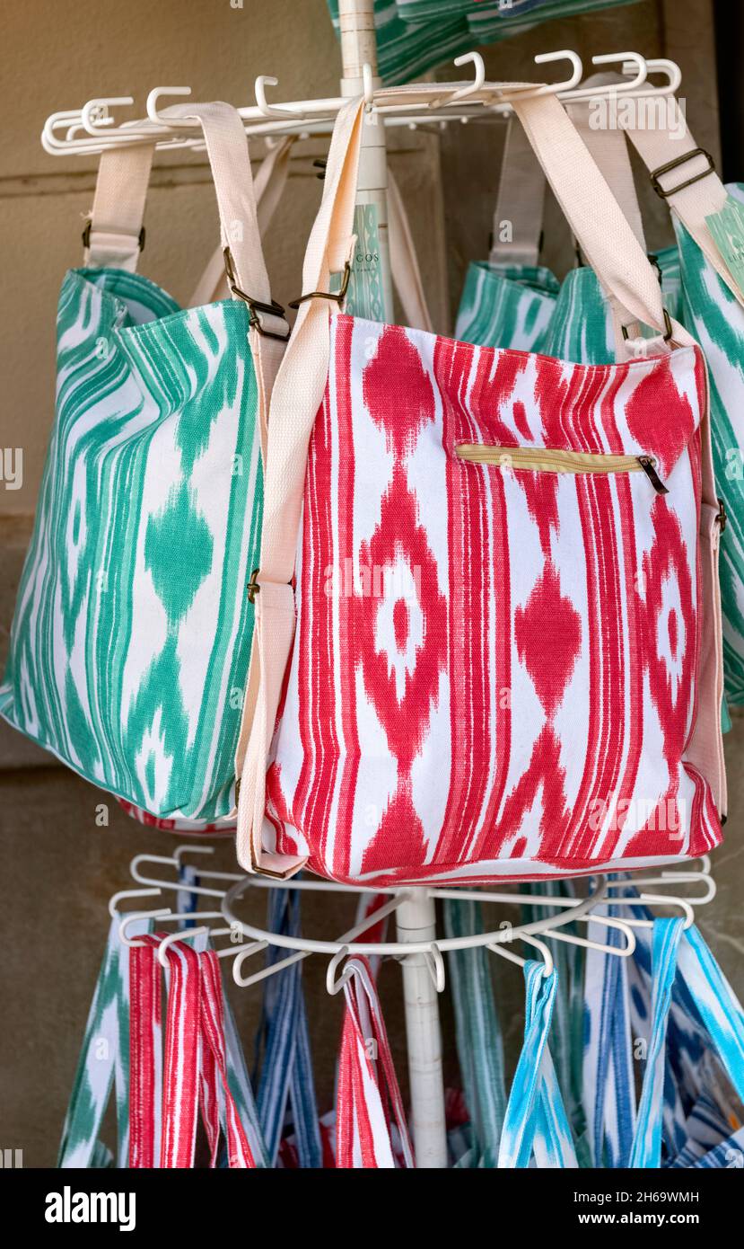 Venta de bolsas de tela de colores rosa y verde, Palma de Mallorca España  Fotografía de stock - Alamy