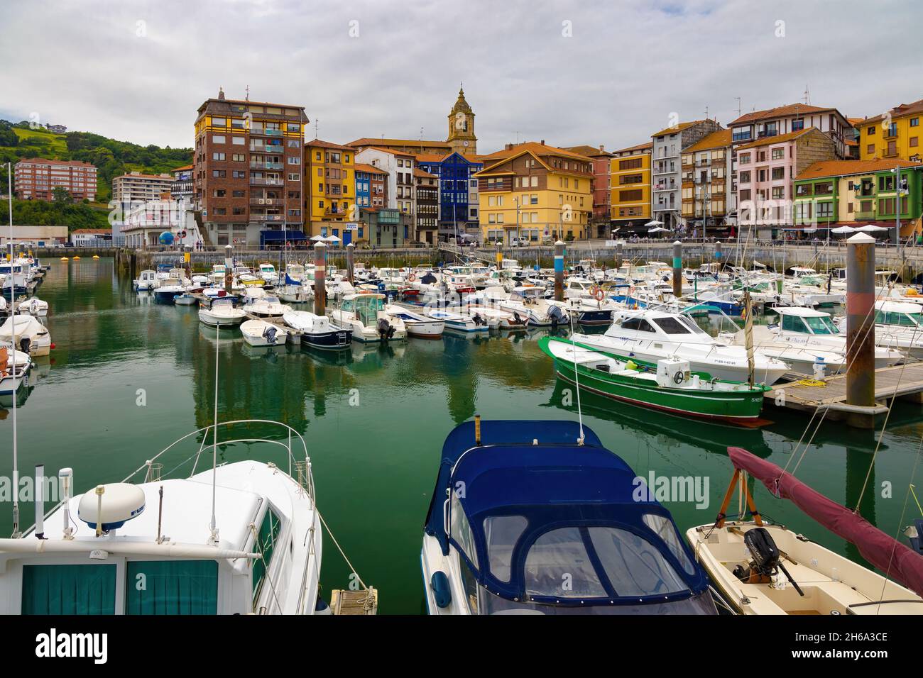 Vista panorámica del puerto pesquero de Bermeo, Euskadi, España Foto de stock