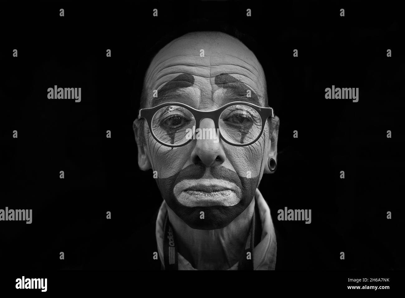 Maquillaje de payaso sobre fondo negro fotografías e imágenes de alta  resolución - Alamy