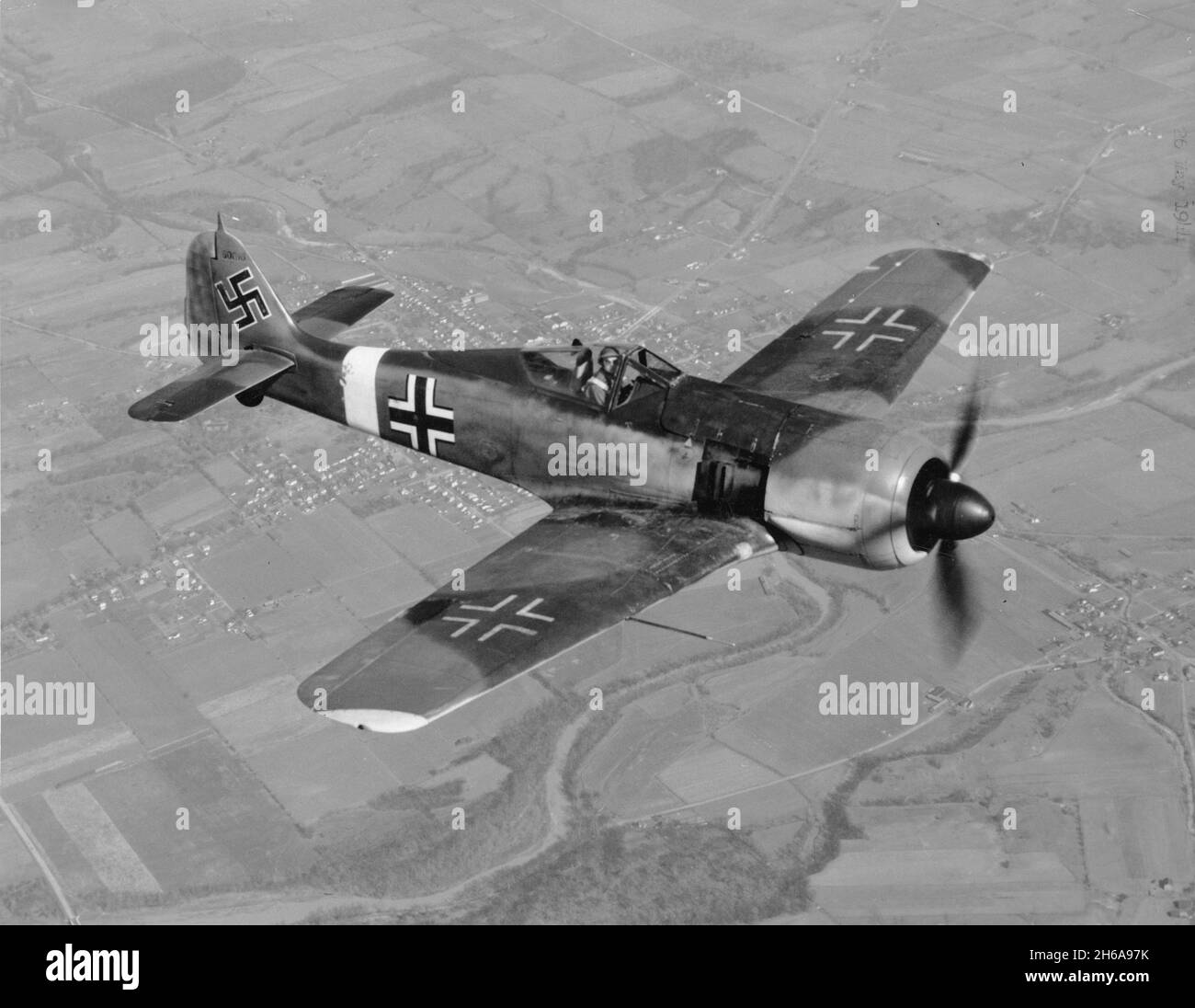 EUROPA - alrededor de 1944 - Un Focke-Wulf FW-190 A-4/U4 en vuelo sobre Europa - Esta es una versión de reconocimiento del formidable luchador desarrollado por el N Foto de stock