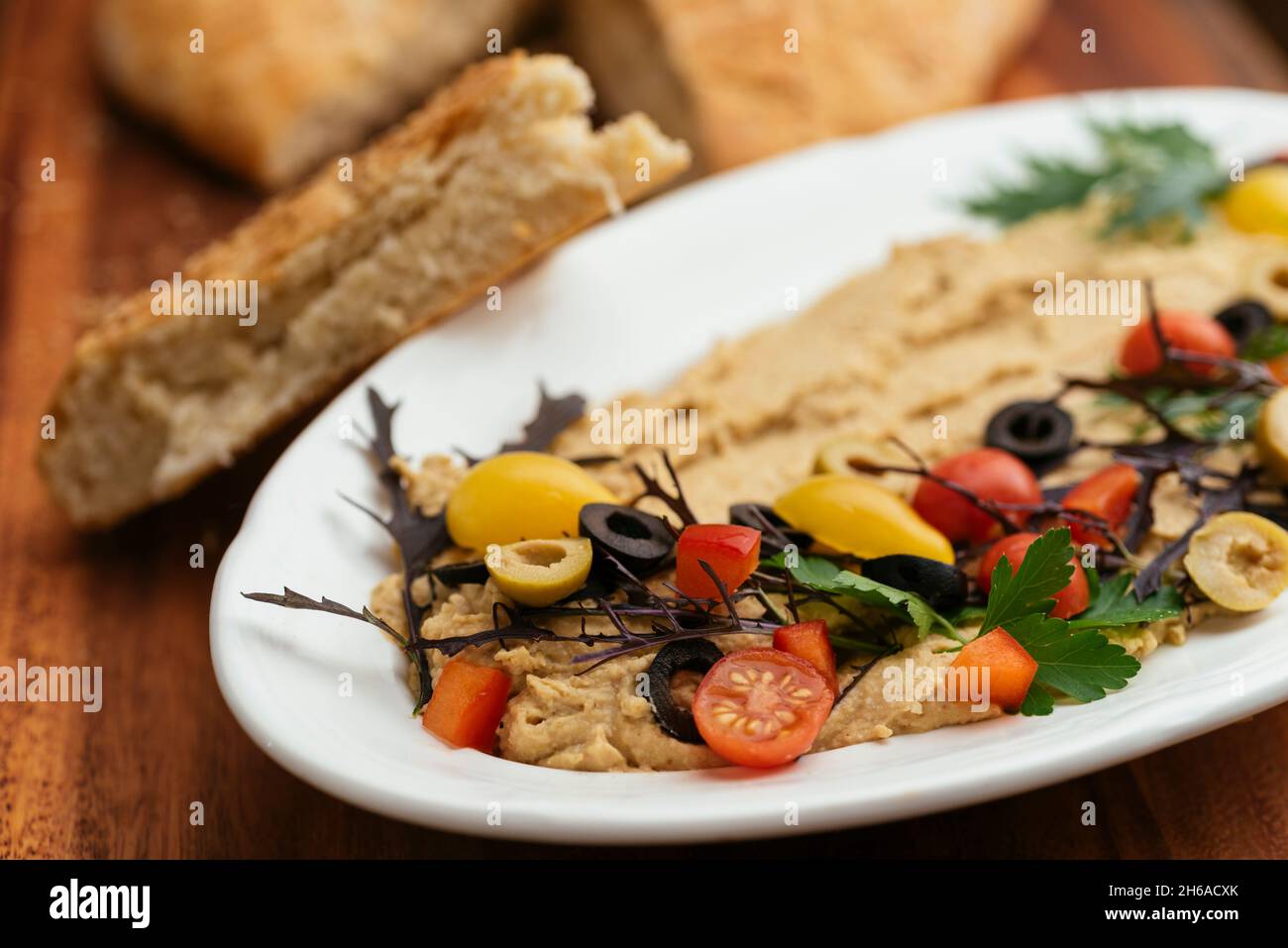 Hummus casero con pan plano. Foto de stock