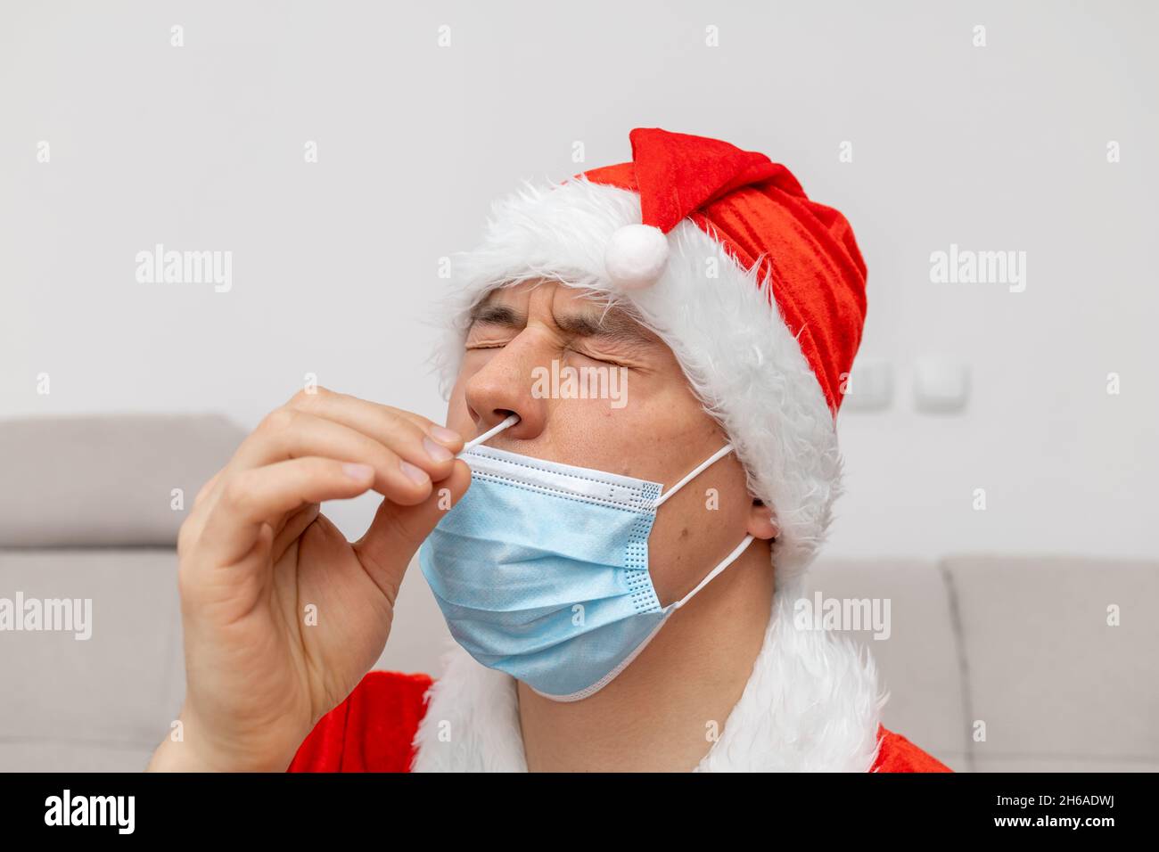 hombre vestido para la celebración de la autoprueba rápida Foto de stock