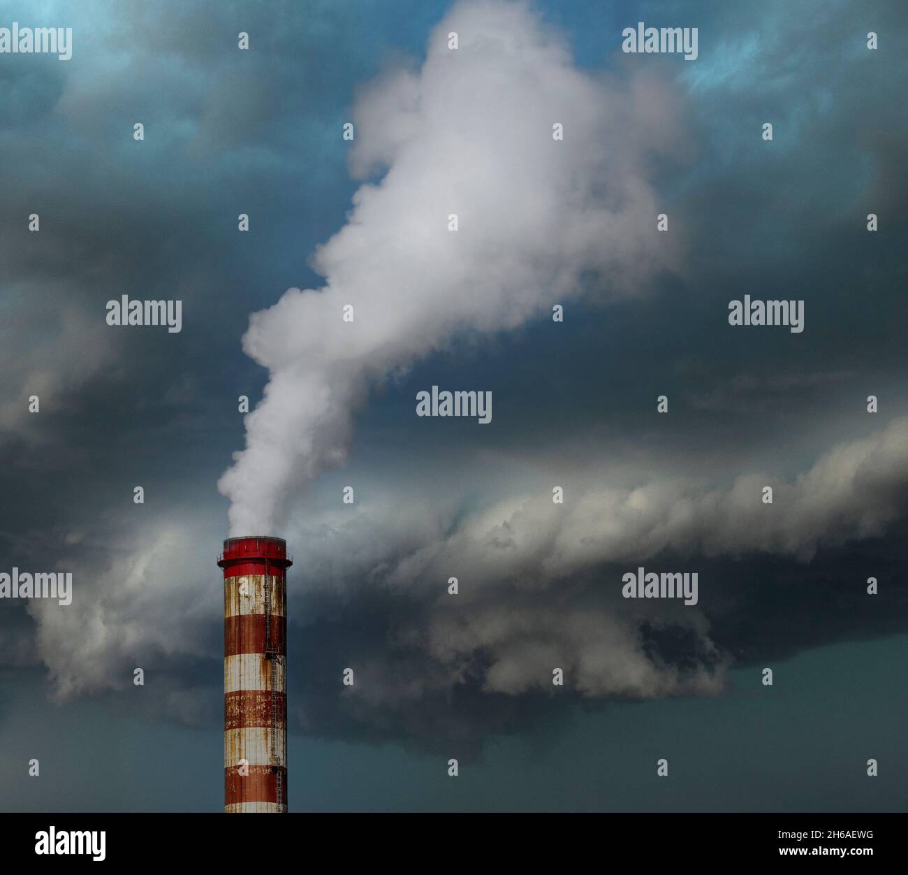 Chimenea con humo en la industria, contaminación y cambio climático Foto de stock