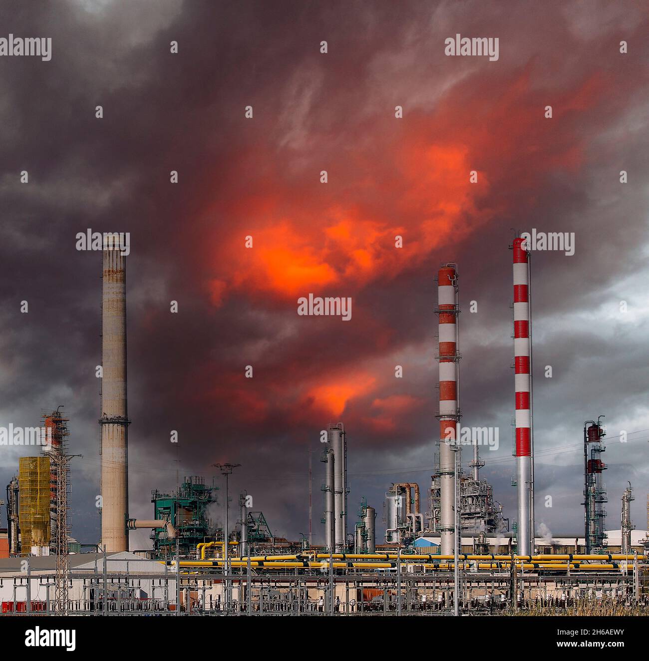 Gran complejo de refinería de petróleo, con chimeneas y torres Foto de stock