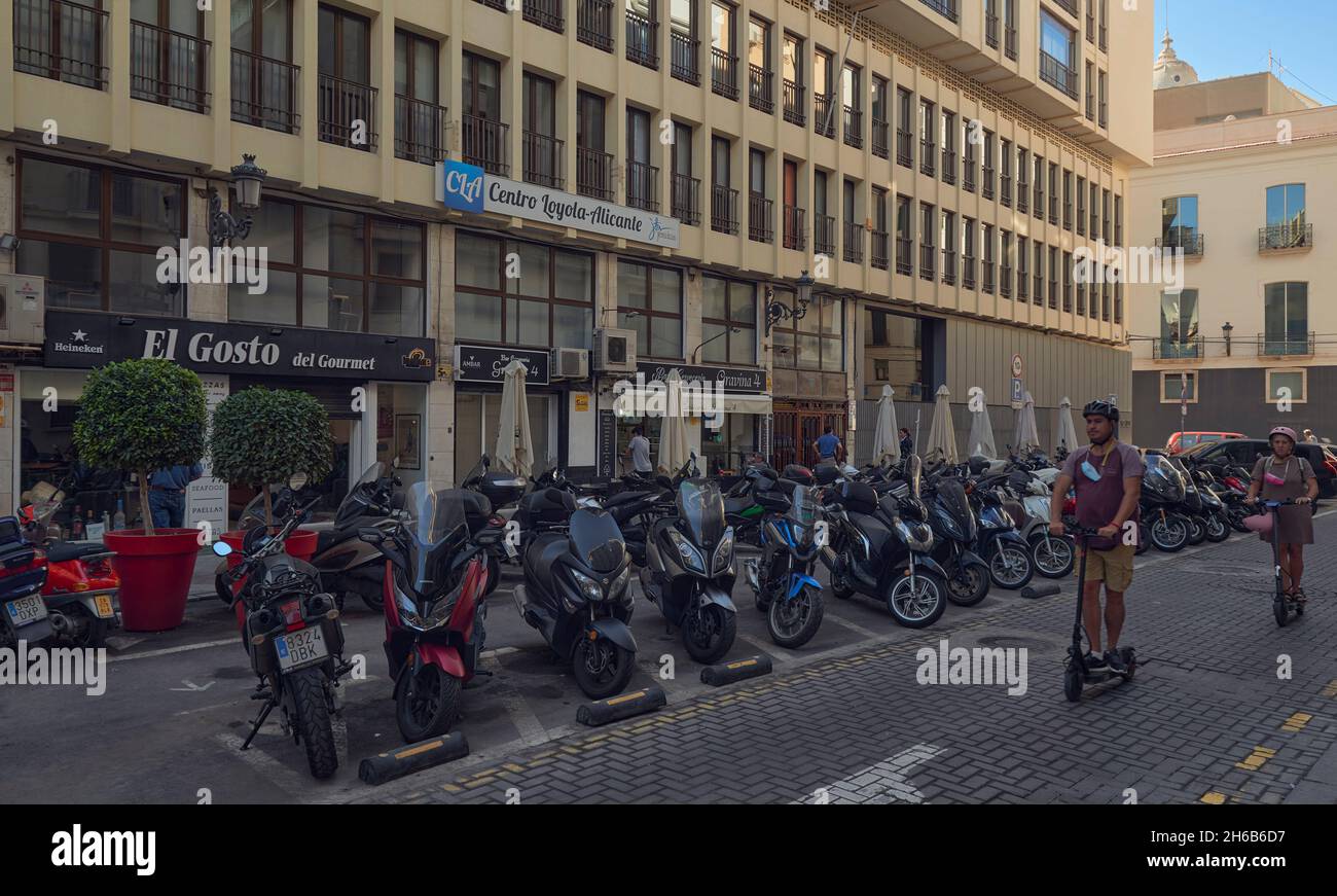 Muchas motos aparcadas fotografías e imágenes de alta resolución - Alamy