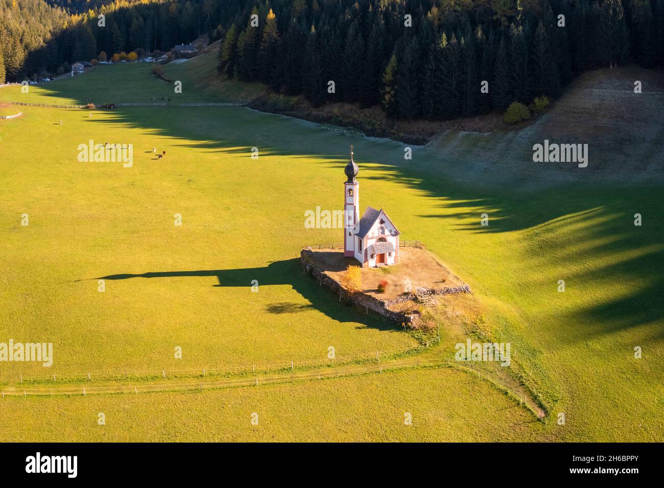 Vista aérea de la iglesia de Ranui. Santa Magdalena Val di Funes, Valle de Funes, Bolzano, Tirol del Sur, Trentino Alto Adige, Italia. Foto de stock