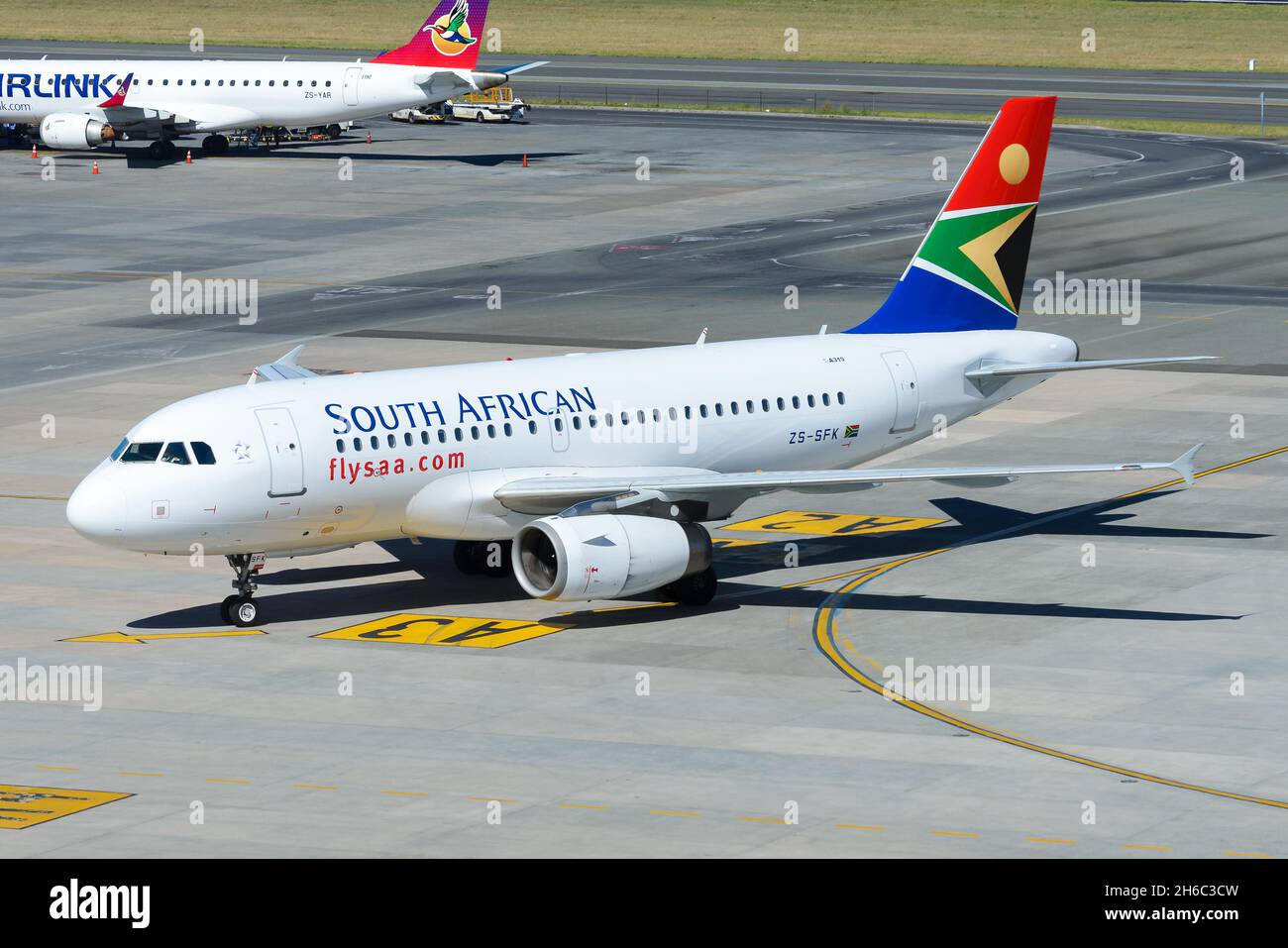South African Airways Airbus A319 aviones en rodaje en el aeropuerto de Johannesburgo O Tambo. Vuelo A319 de SAA relanzamiento. Foto de stock