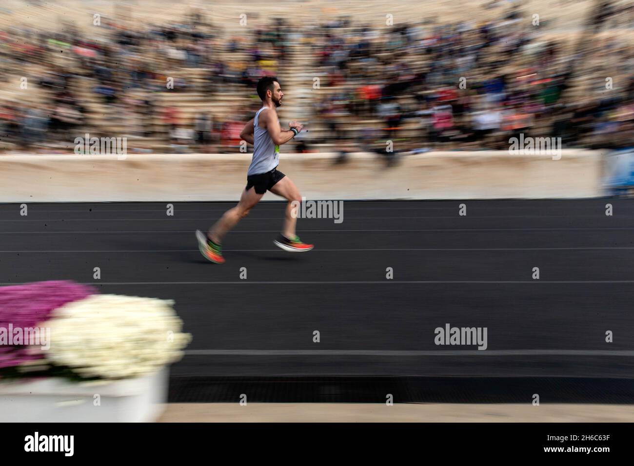 Atenas, Grecia. 14th Nov, 2021. Un corredor brotará a la línea de meta durante la Atenas Authentic Marathon de 38th, en Atenas, Grecia, el 14 de noviembre de 2021. Crédito: Marios Lolos/Xinhua/Alamy Live News Foto de stock