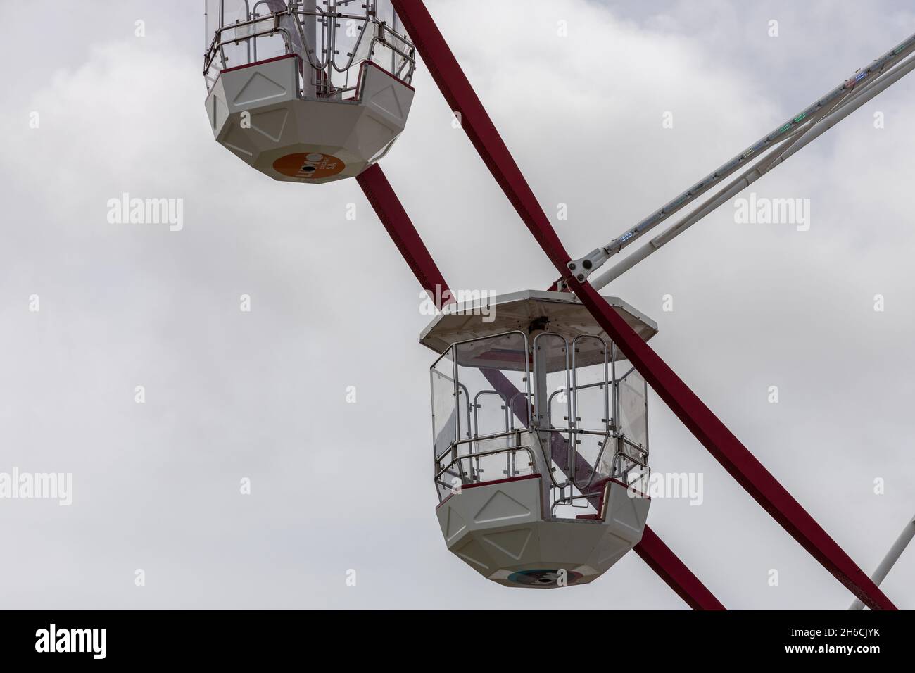 A poca distancia de la góndola glenelg Ferris Wheel en el sur de australia el 15th 2021 de noviembre Foto de stock
