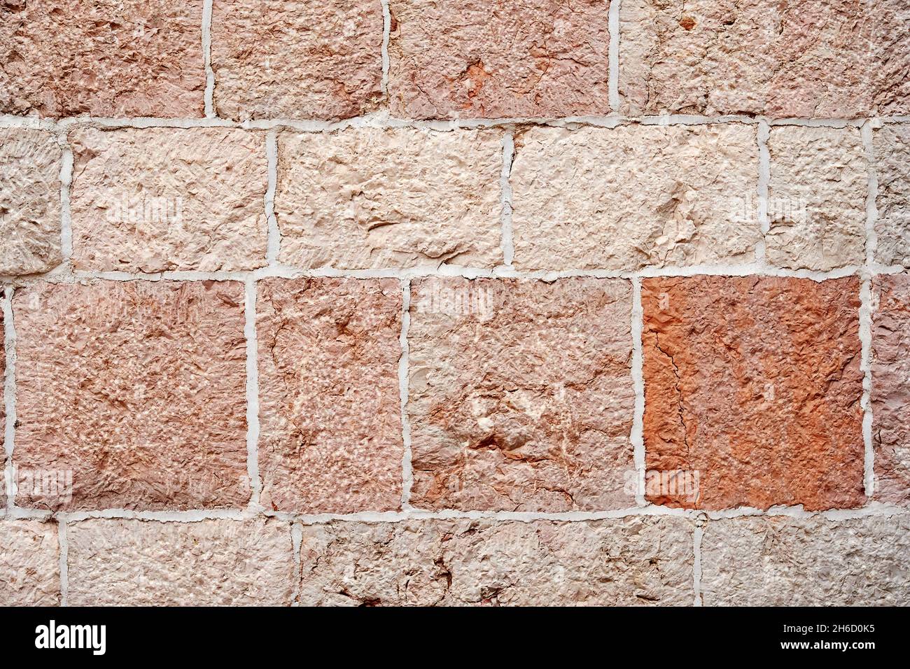La brillante textura de la antigua pared de azulejos con azulejos de cerámica. Arquitectura tradicional europea. Foto de stock